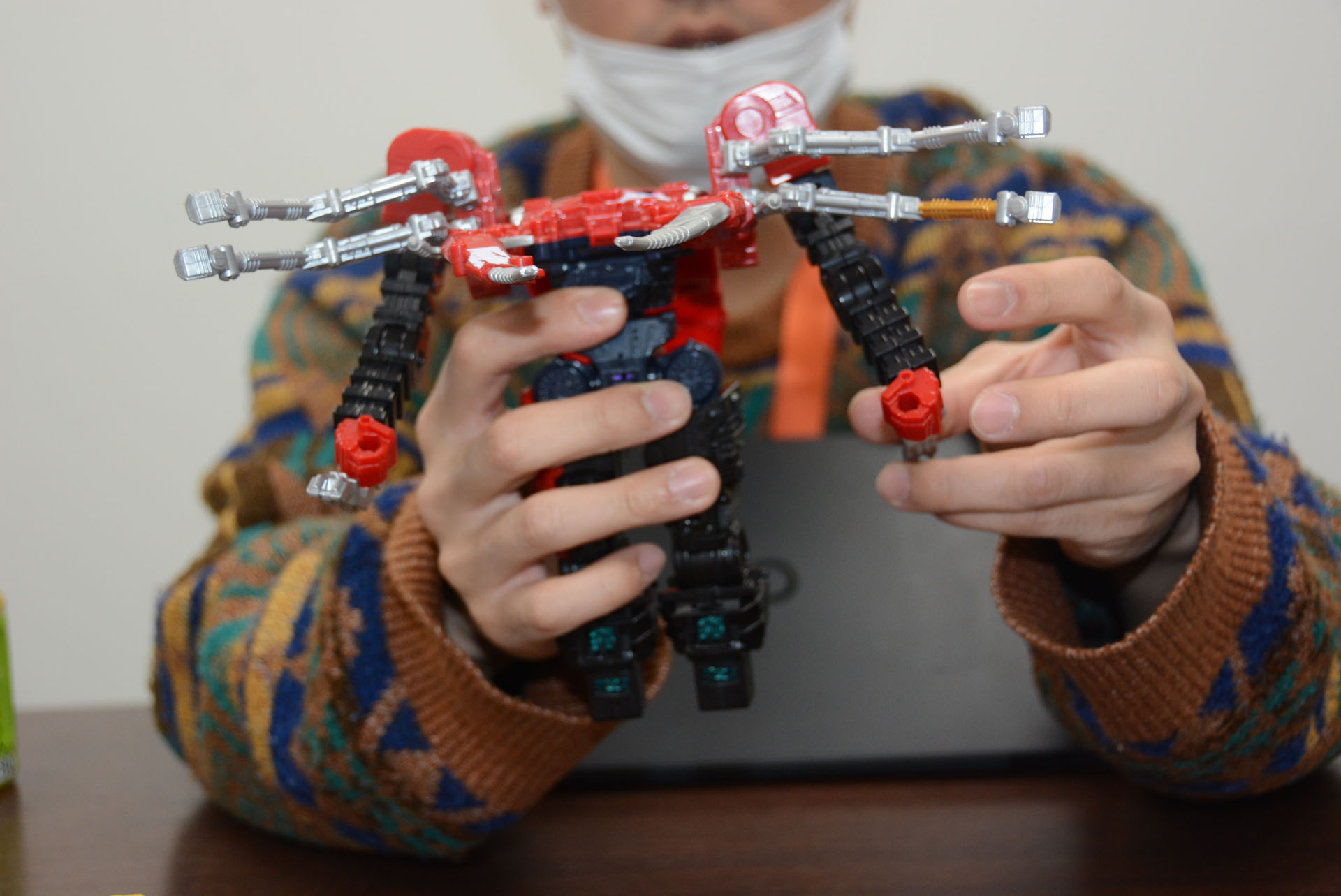 ゴットクワガタの体を折り曲げると、キングオージャーの胴体、両腕、膝までができあがる