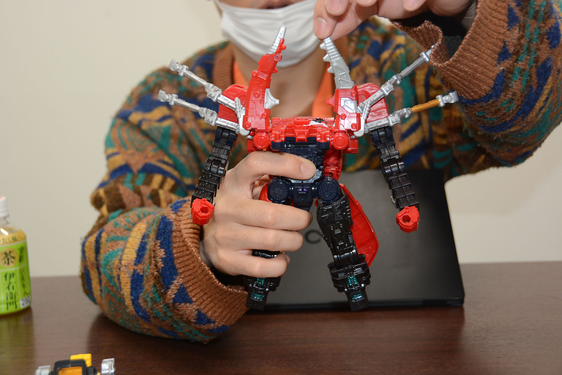 ゴットクワガタの体を折り曲げると、キングオージャーの胴体、両腕、膝までができあがる