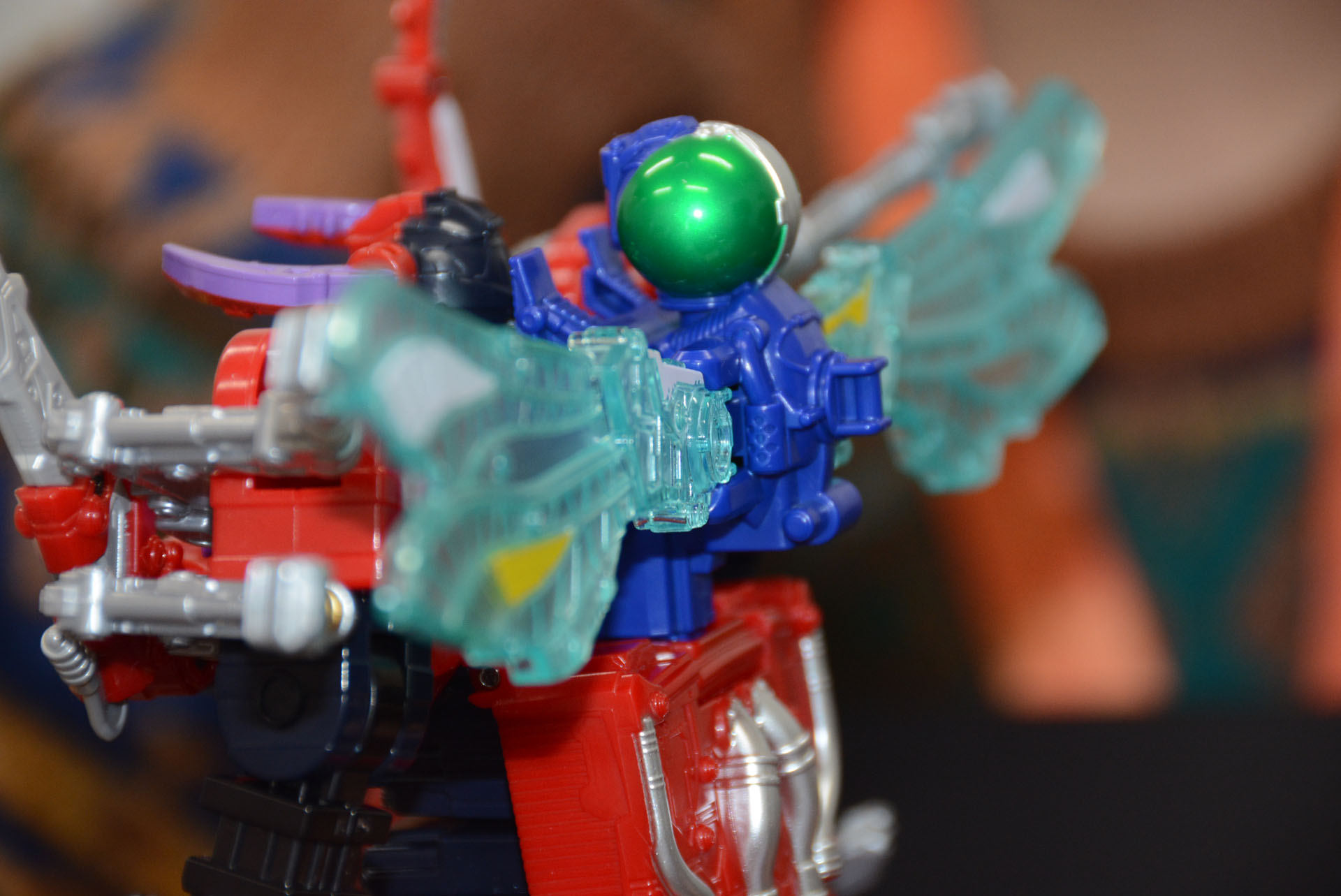 ゴッドトンボは胴体を外して背中に