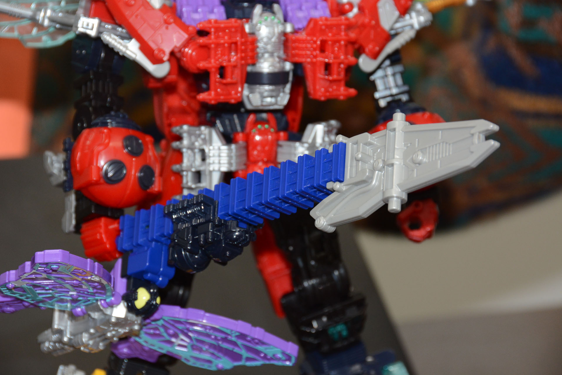 トンボの胴体、パピヨンの羽根、そしてゴッドアントが合体することで武器になる