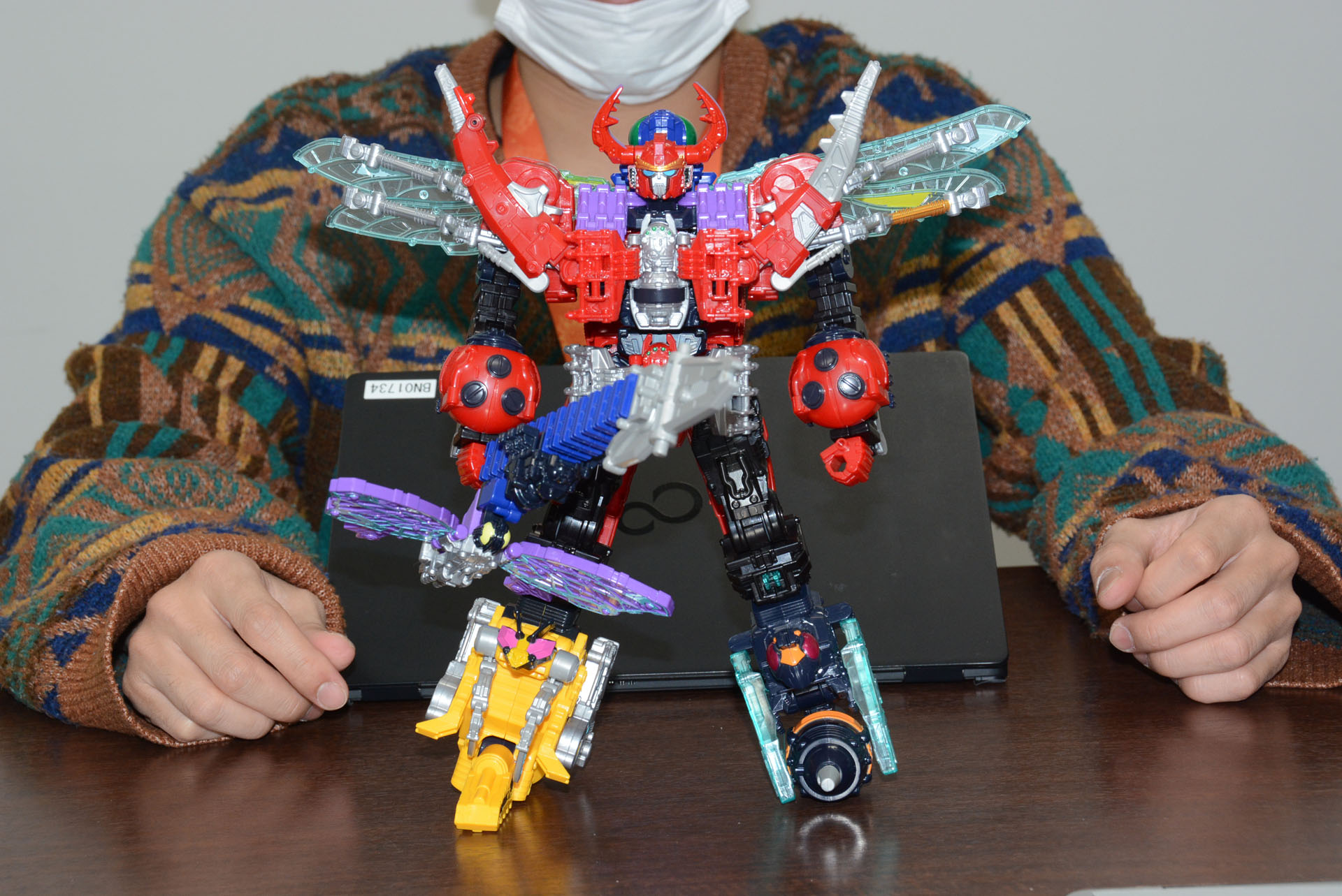 プロポーションと可動を実現したキングオージャー。インパクトのある外見がいかにも昆虫モチーフで楽しい