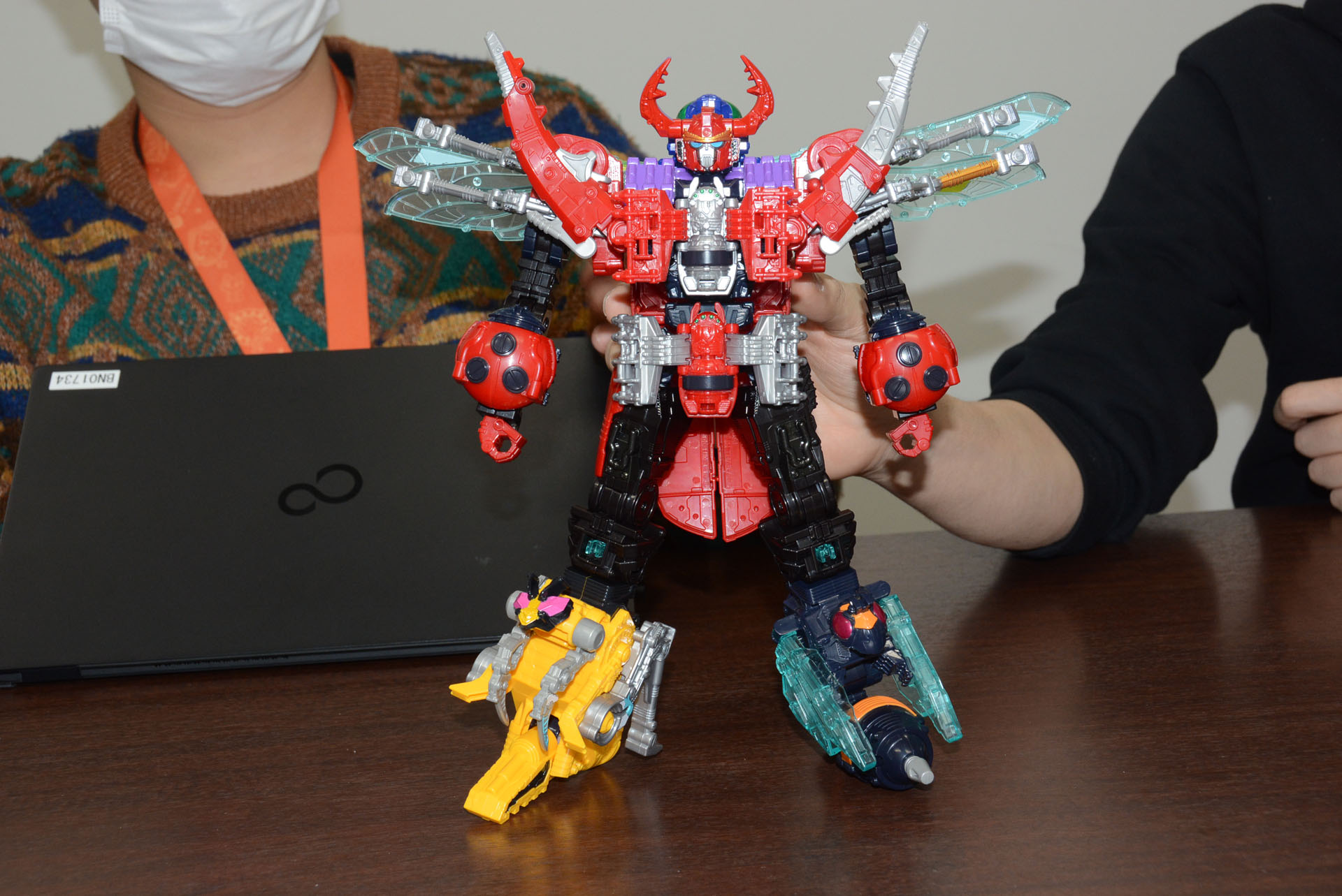 凹凸のあるジョイントを腕や武器などに使用しており、パーツの着脱が可能。今後の拡張にも応用できる機構だ