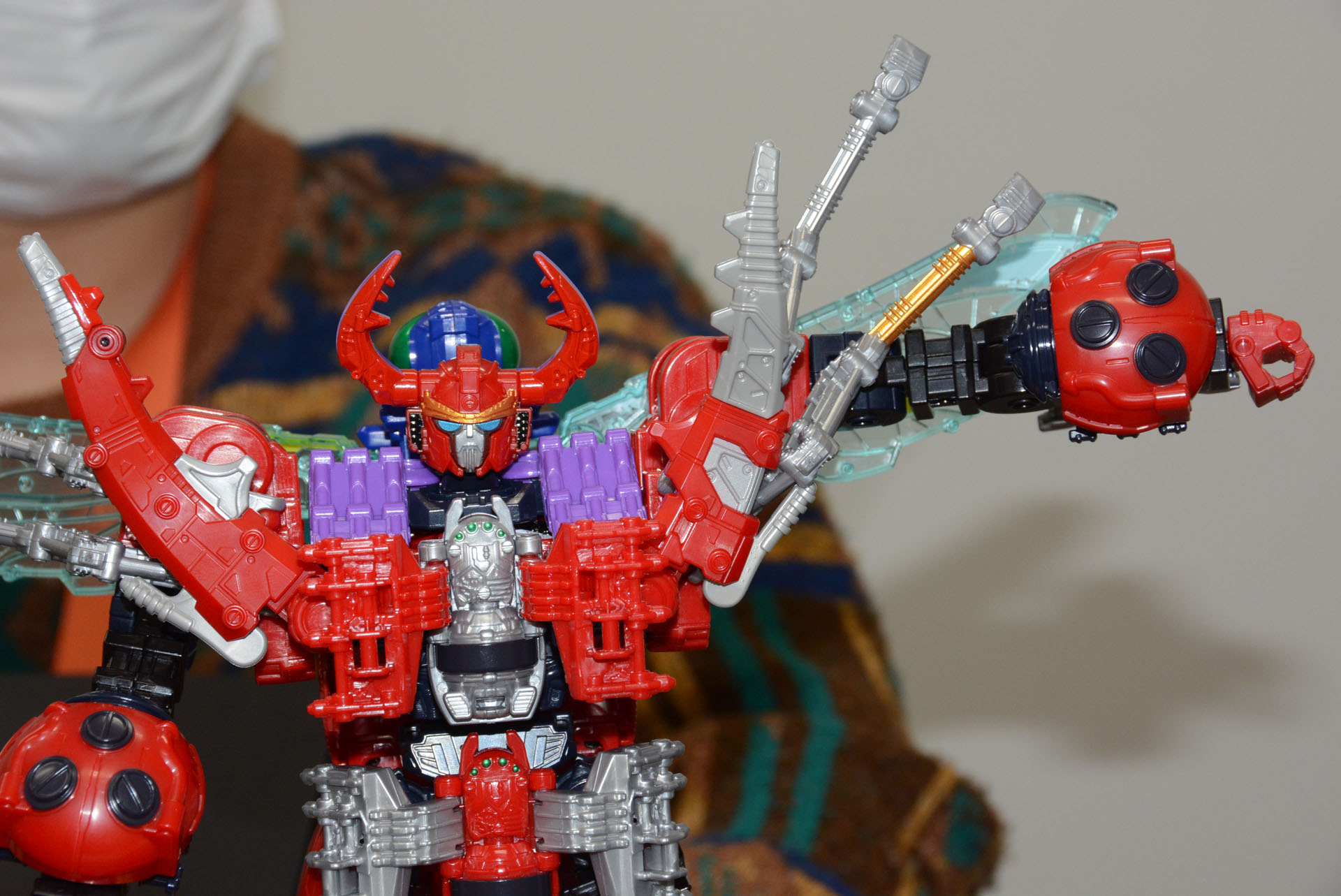 腕や足、腰など多彩な関節で自由度の高いポージングができる