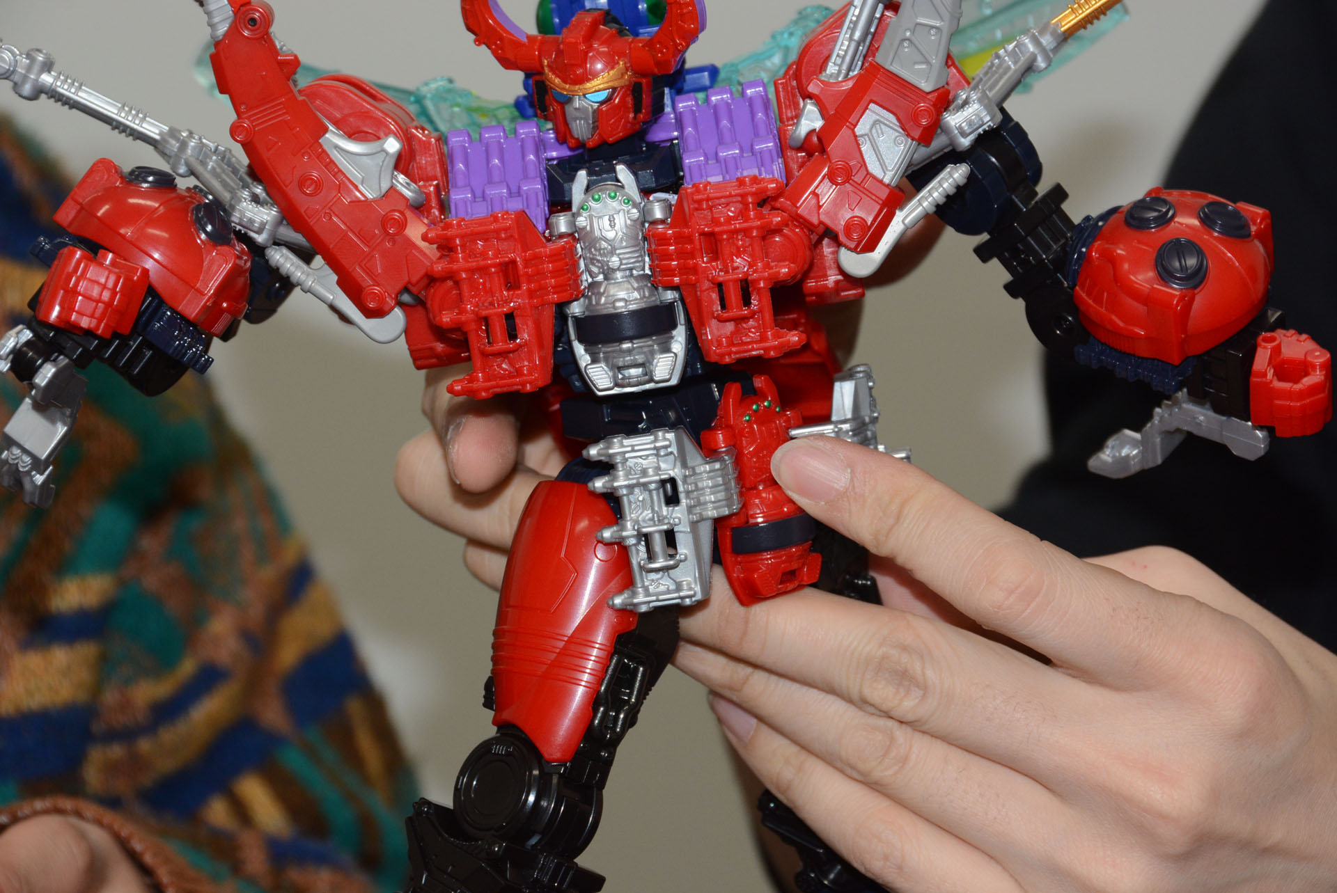 腕や足、腰など多彩な関節で自由度の高いポージングができる