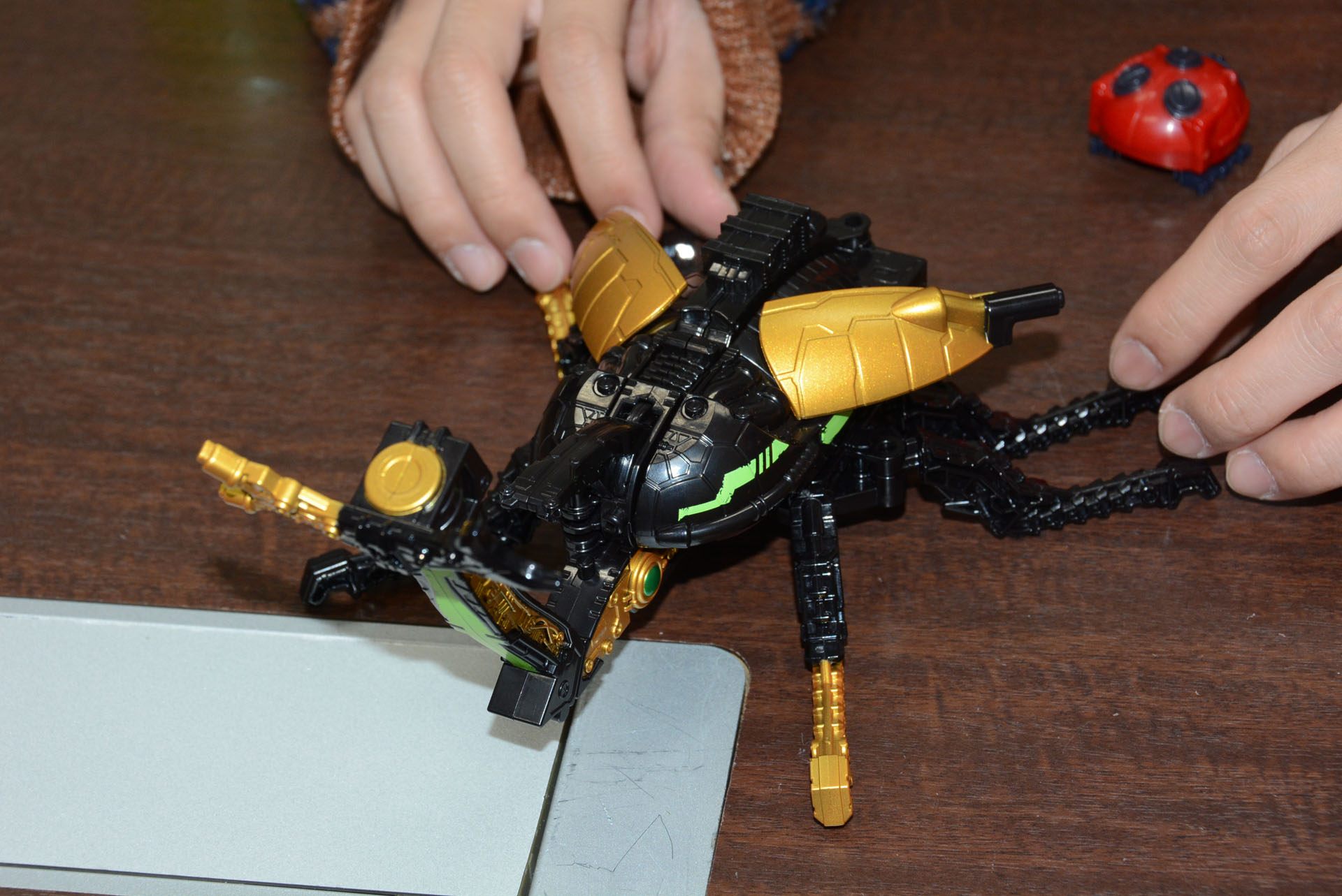 昆虫としてのフォルムやギミックも追求