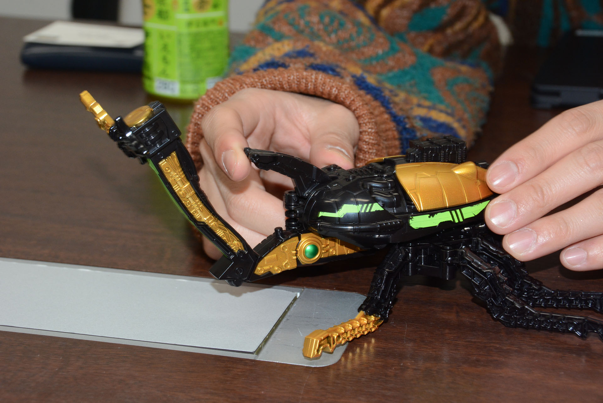 胸角を動かすと大きな頭角が連動して動く