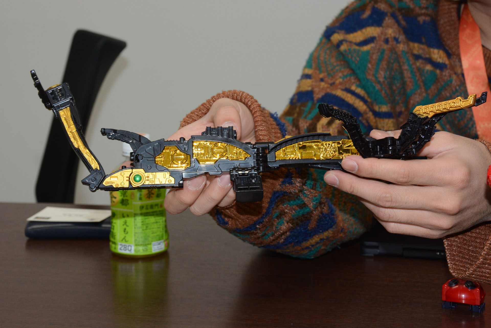 ボディを開く大胆な変形。ギラリと金メッキが現れるのはこだわりの部分だ