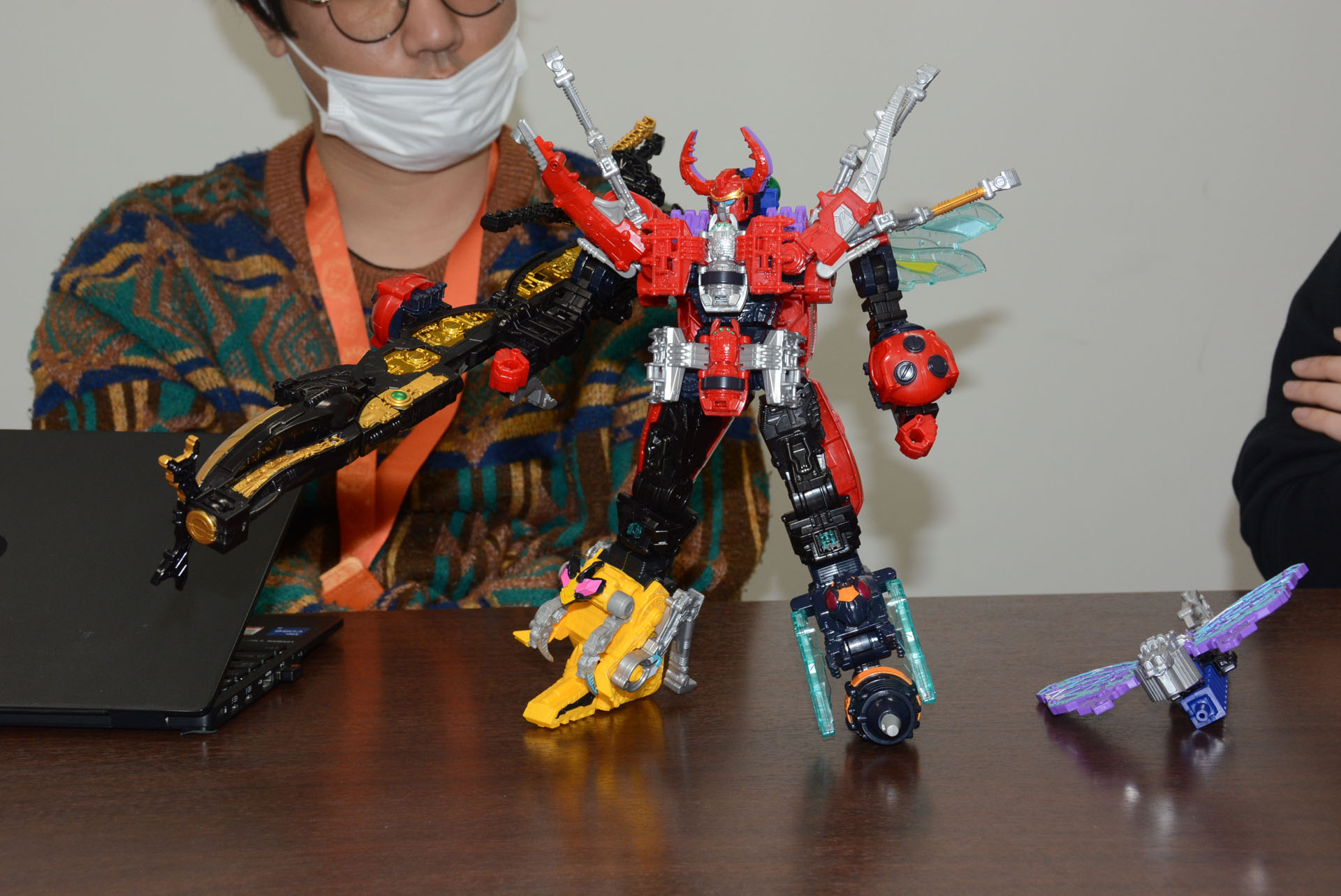 キングオージャーに接続。大きな武器もしっかり保持できる