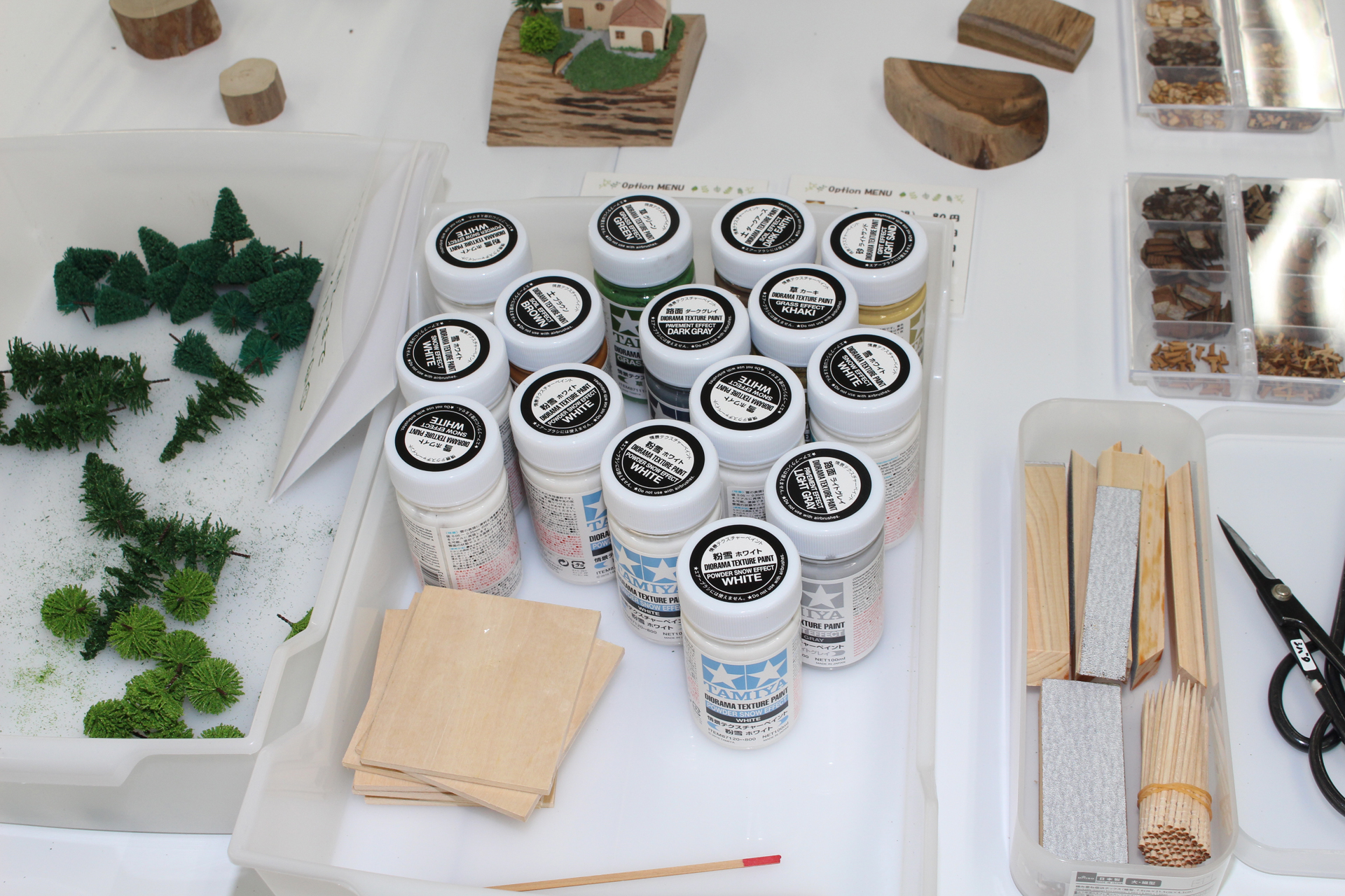 タミヤの「情景テクスチャーペイント」。塗ることで草原や雪などの表現ができる塗料だ