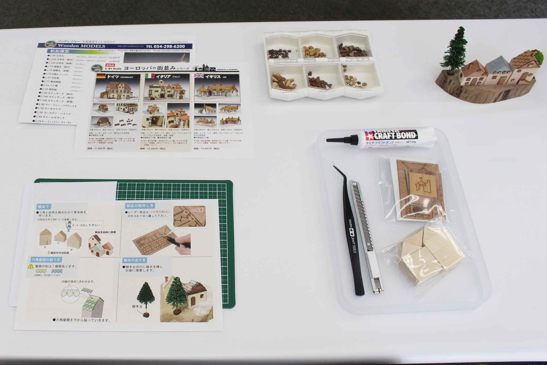 1組分のキット一式とツール。台座との組み合わせて右上の見本のような情景が作れる