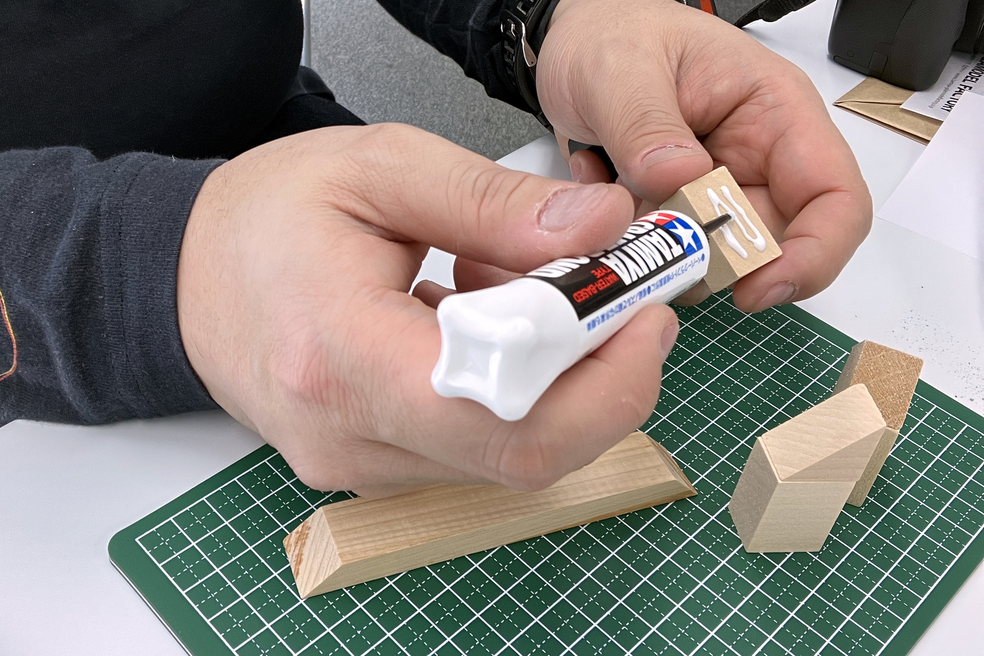 積み木のような感覚で木材を接着する