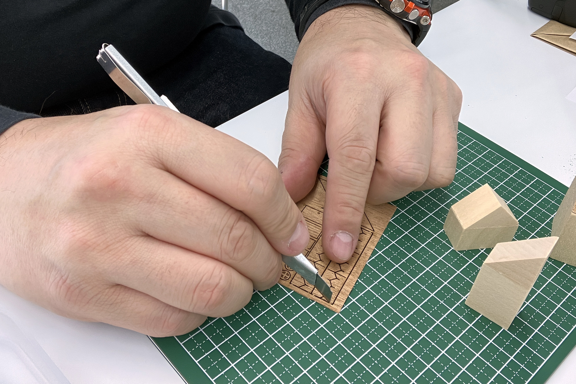 レーザー加工されたパーツは、つなぎの部分を切るだけで取り外せる