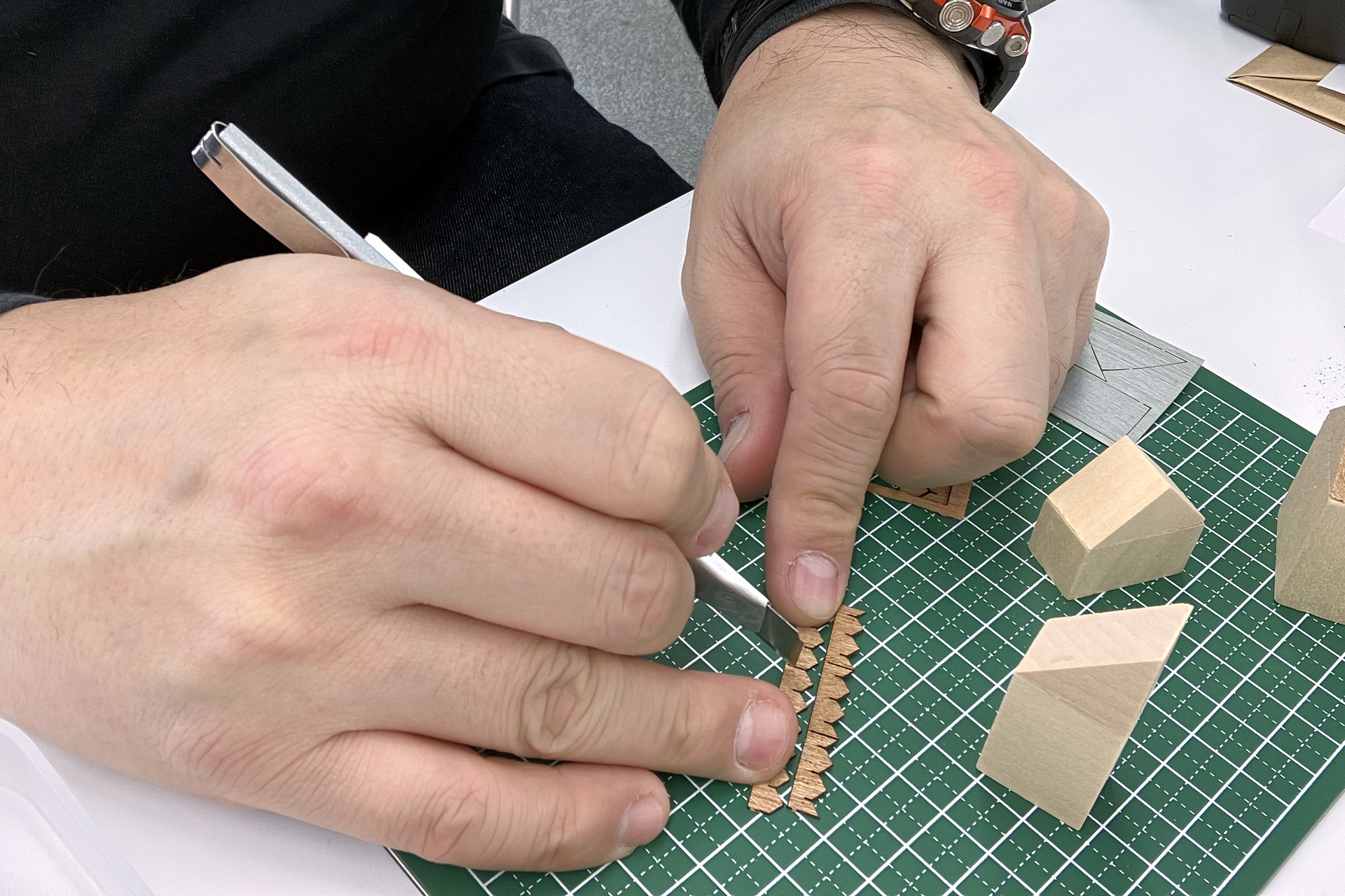 鱗のような屋根のパーツ。交互に貼るだけで、屋根の模様ができあがる