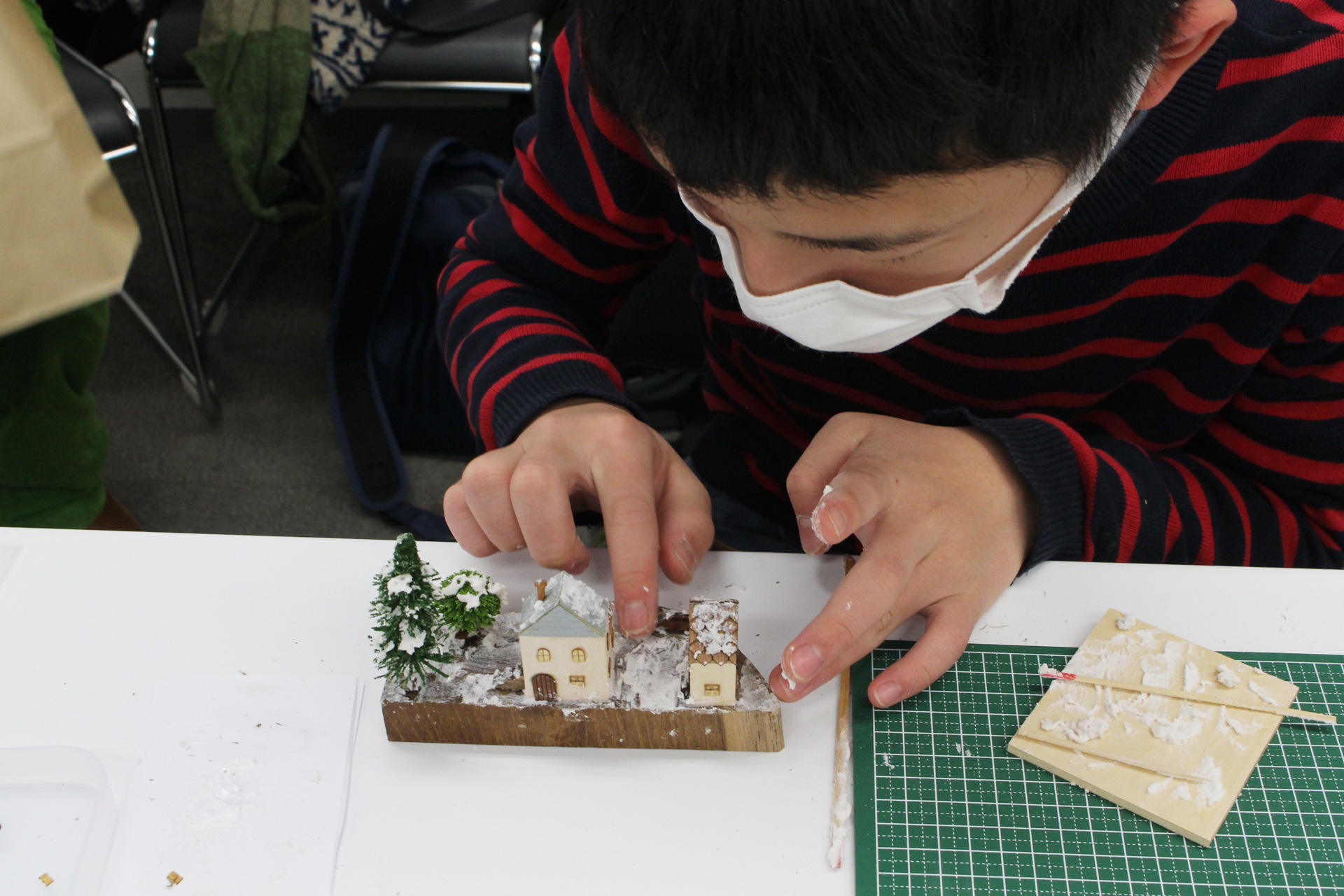 作業をする参加者の様子。スタッフの助言も受けられたので来場者の多くがほぼ完成の状態まで組み立てられた