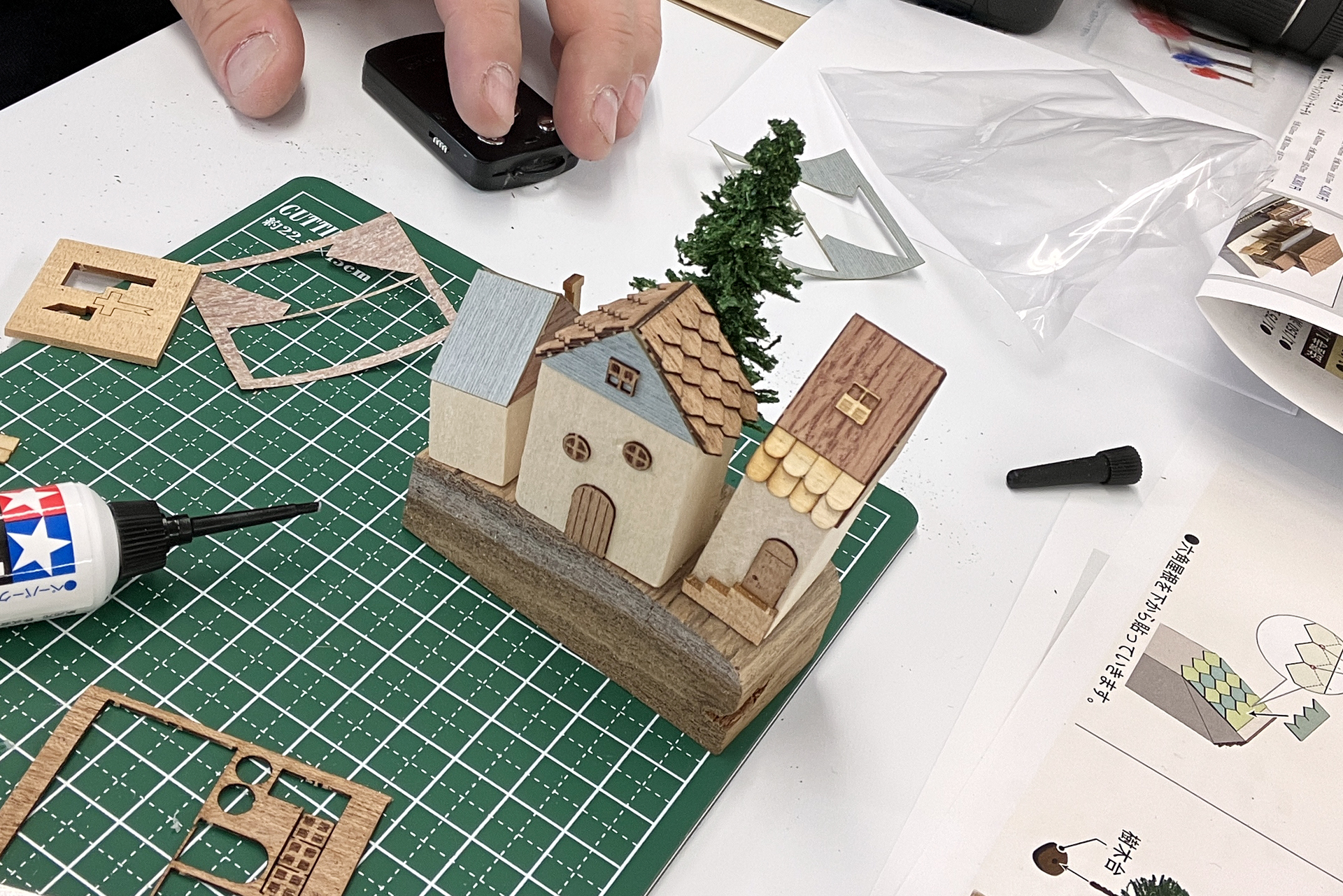 筆者が作ったものはこちら。右の家は雪国で見られる片流れ屋根で作ってみた