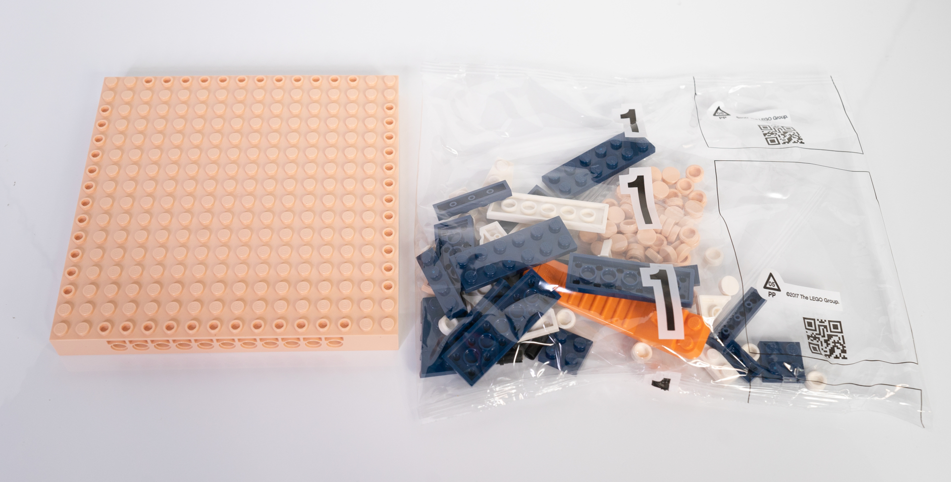 袋1とベースでまずは6分割された下絵のひとつを組む