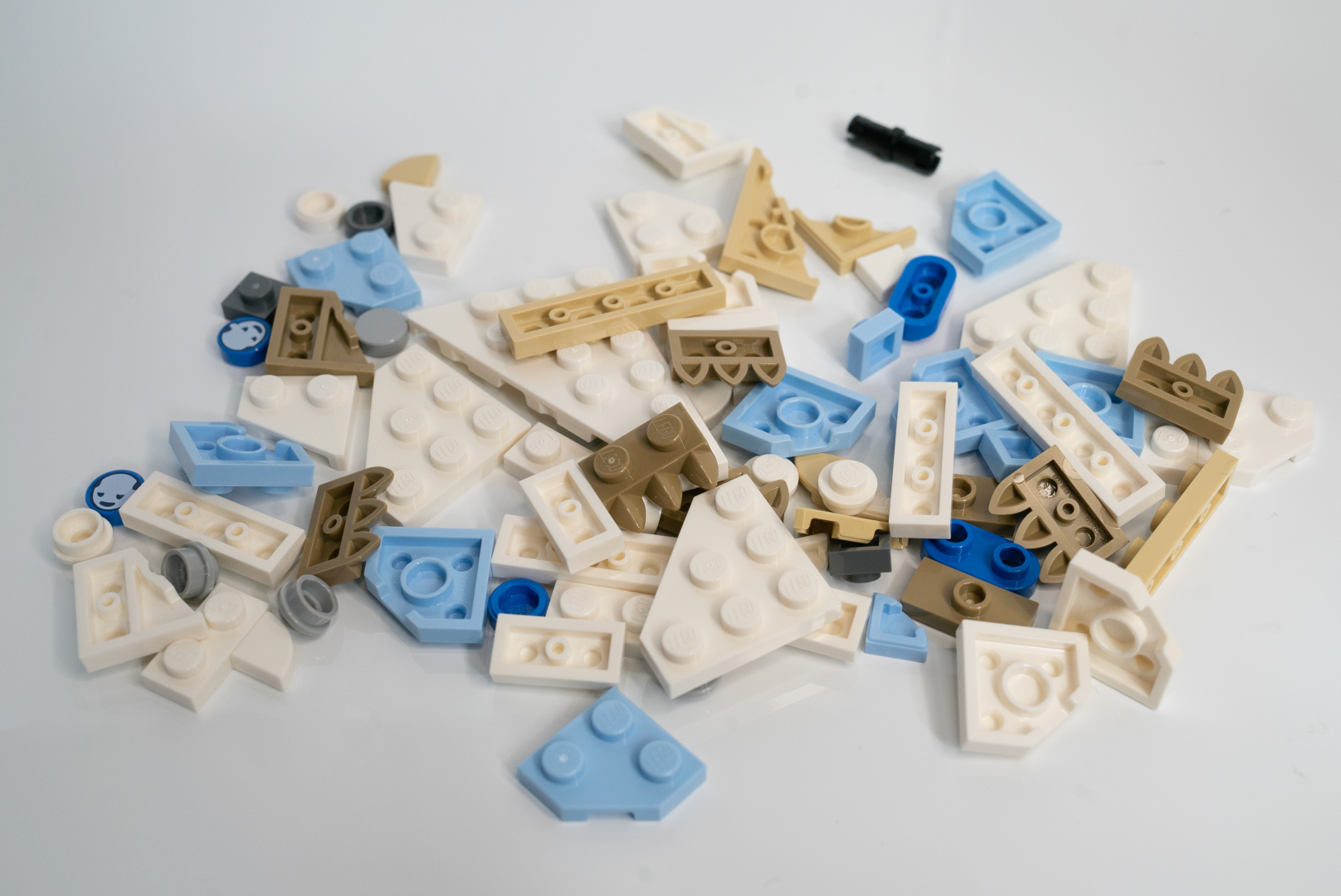 袋8では船、袋9では人、袋10と11で波というディテールが徐々に姿を表していく。立体物でないところが、完成品を想像させないので、組んでいて飽きない