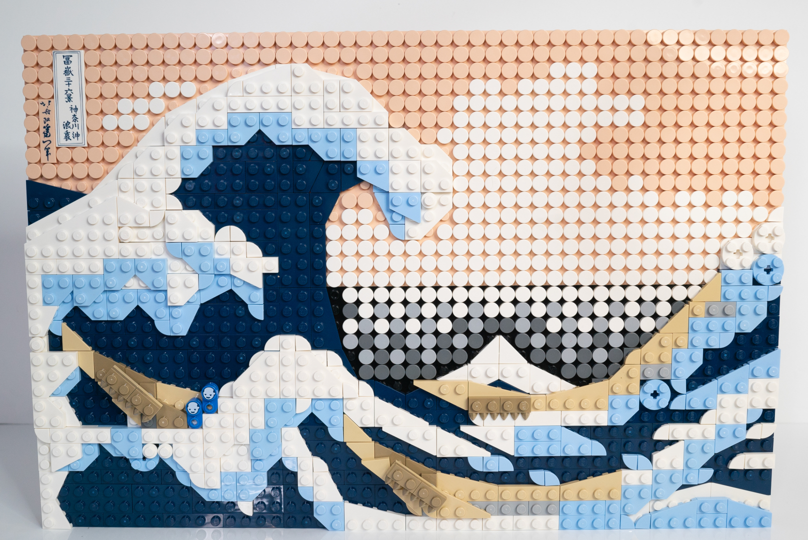 袋8では船、袋9では人、袋10と11で波というディテールが徐々に姿を表していく。立体物でないところが、完成品を想像させないので、組んでいて飽きない