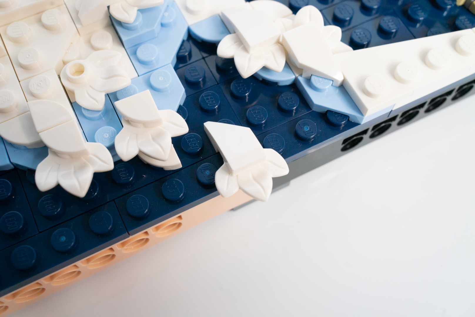 絵画部分が完成。立体物なので、なんとはみ出している部分もある