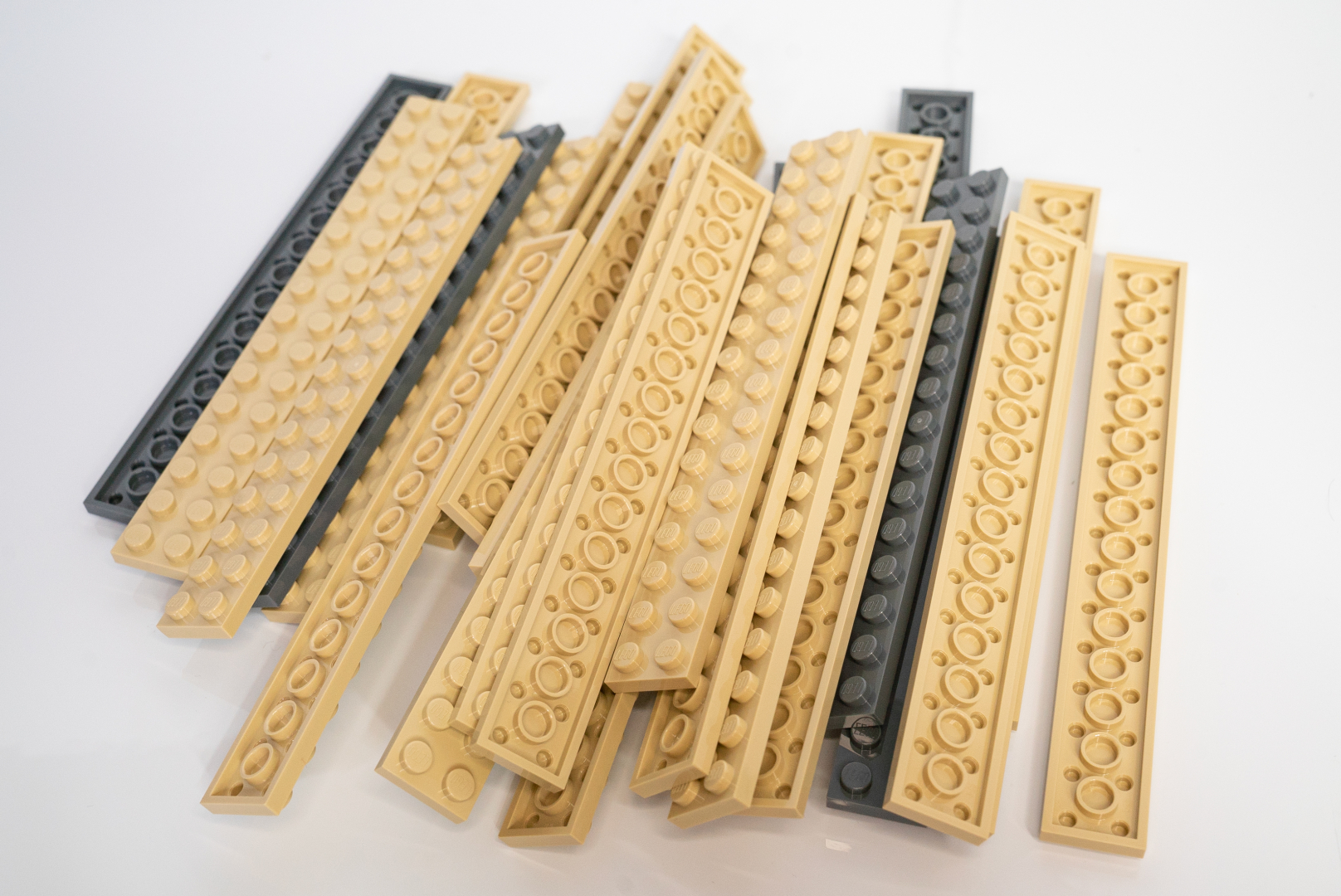 袋11～15を使った額縁づくりは単調ではあるが、強度を考えた組み方をしているので、よくインストラクションを見ていけば参考になる点も多い