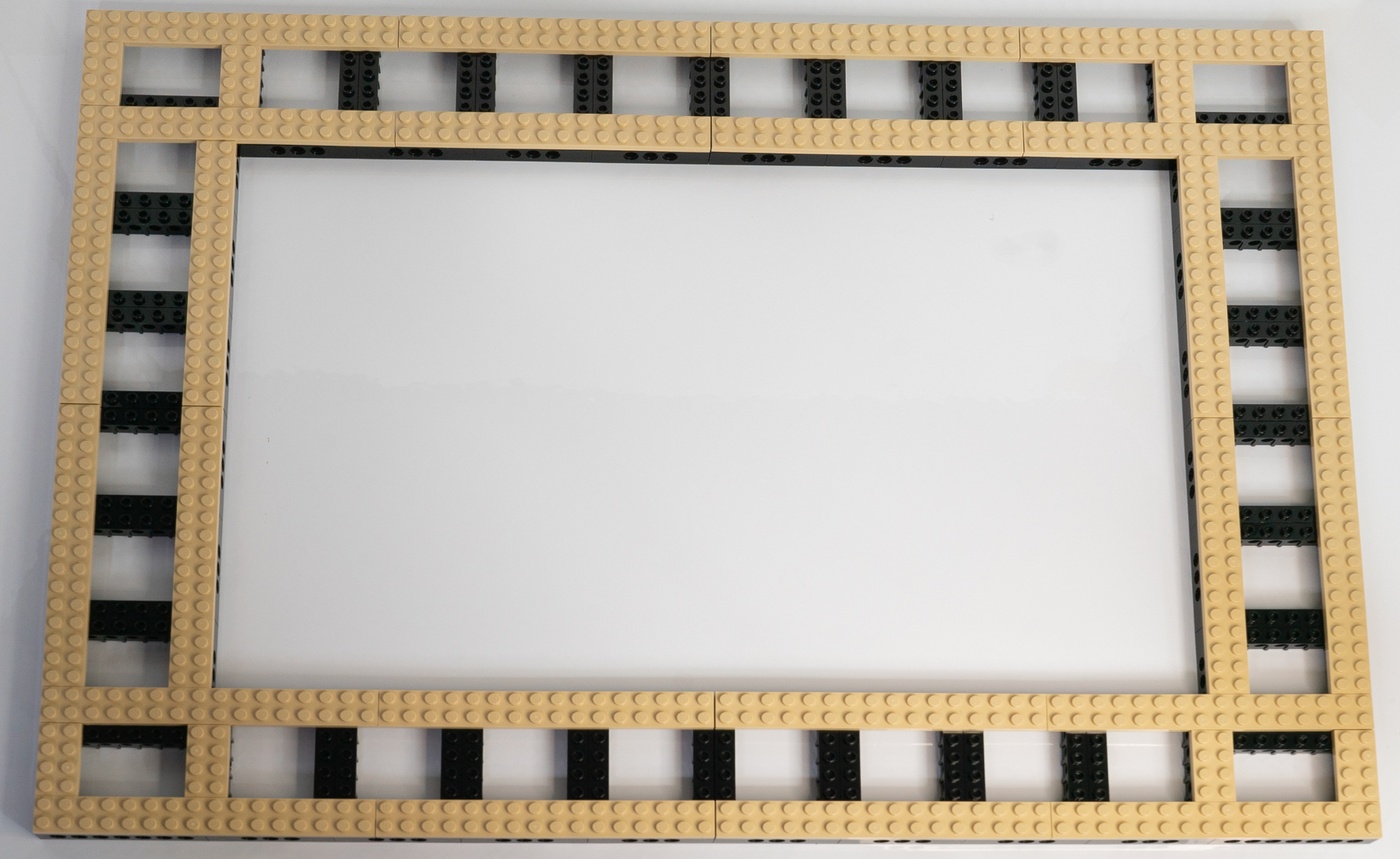 袋11～15を使った額縁づくりは単調ではあるが、強度を考えた組み方をしているので、よくインストラクションを見ていけば参考になる点も多い