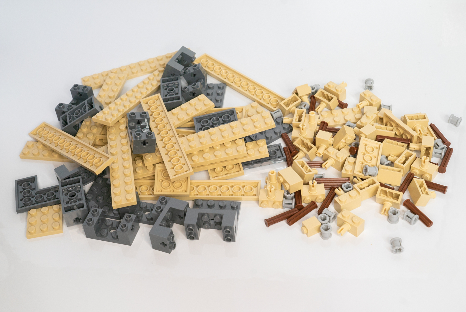 袋11～15を使った額縁づくりは単調ではあるが、強度を考えた組み方をしているので、よくインストラクションを見ていけば参考になる点も多い