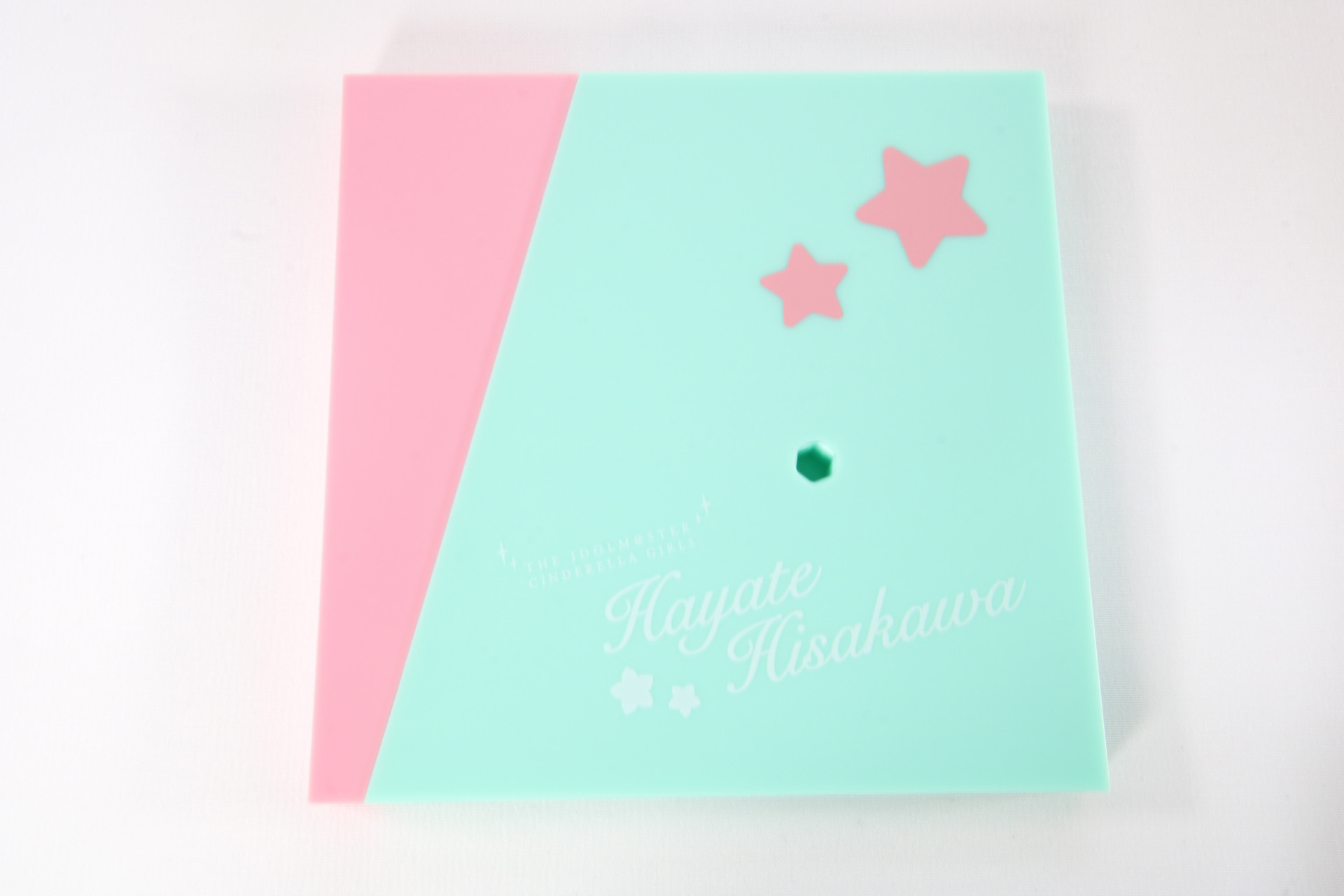 ディスプレイ用台座。ミント色とピンク色で彩られ「miroir」の衣装と合わせたカラーリングとなっている