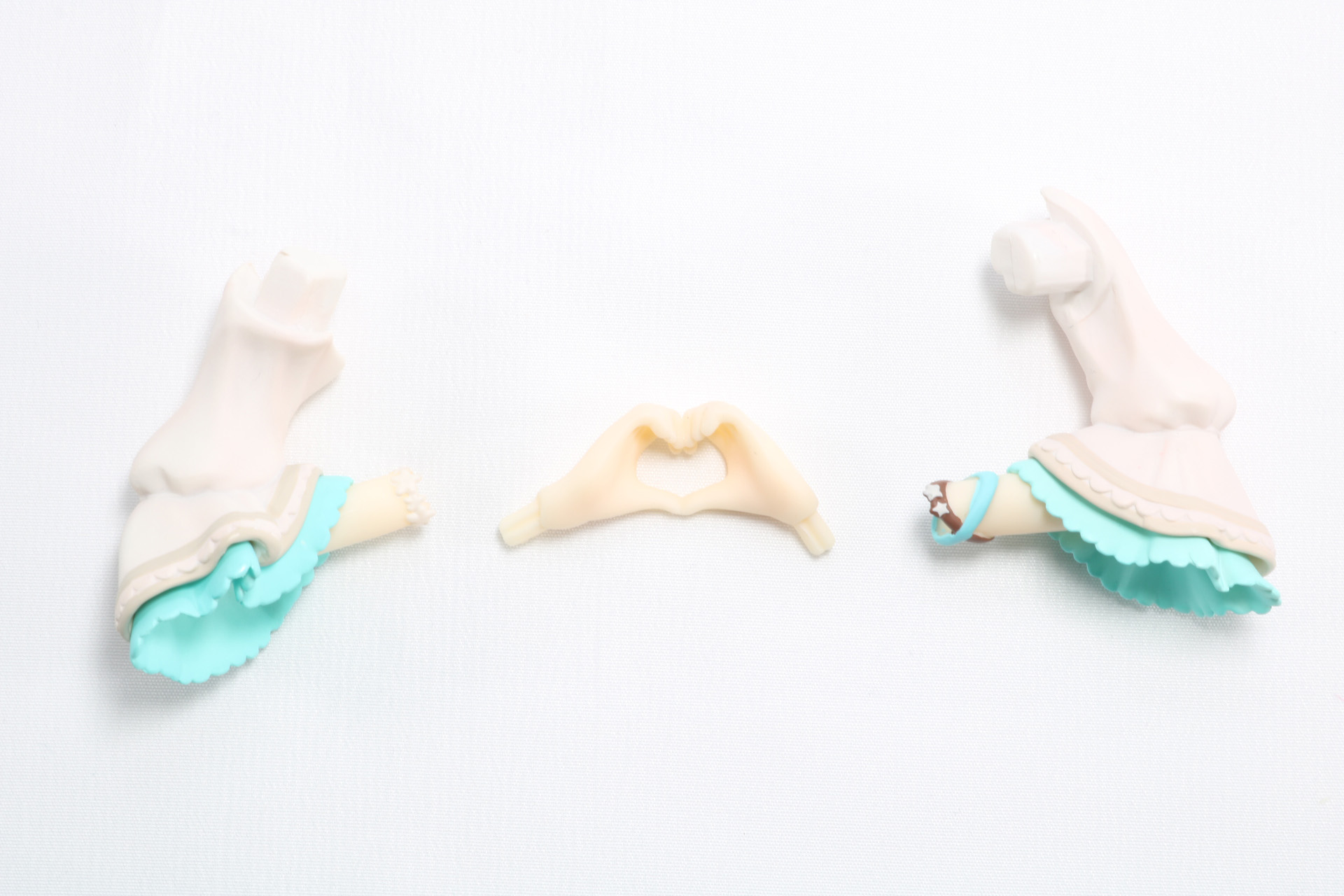 PLUM直販限定の「腕交換パーツ」。左右の腕と両手でハートを作った手首パーツとなっている