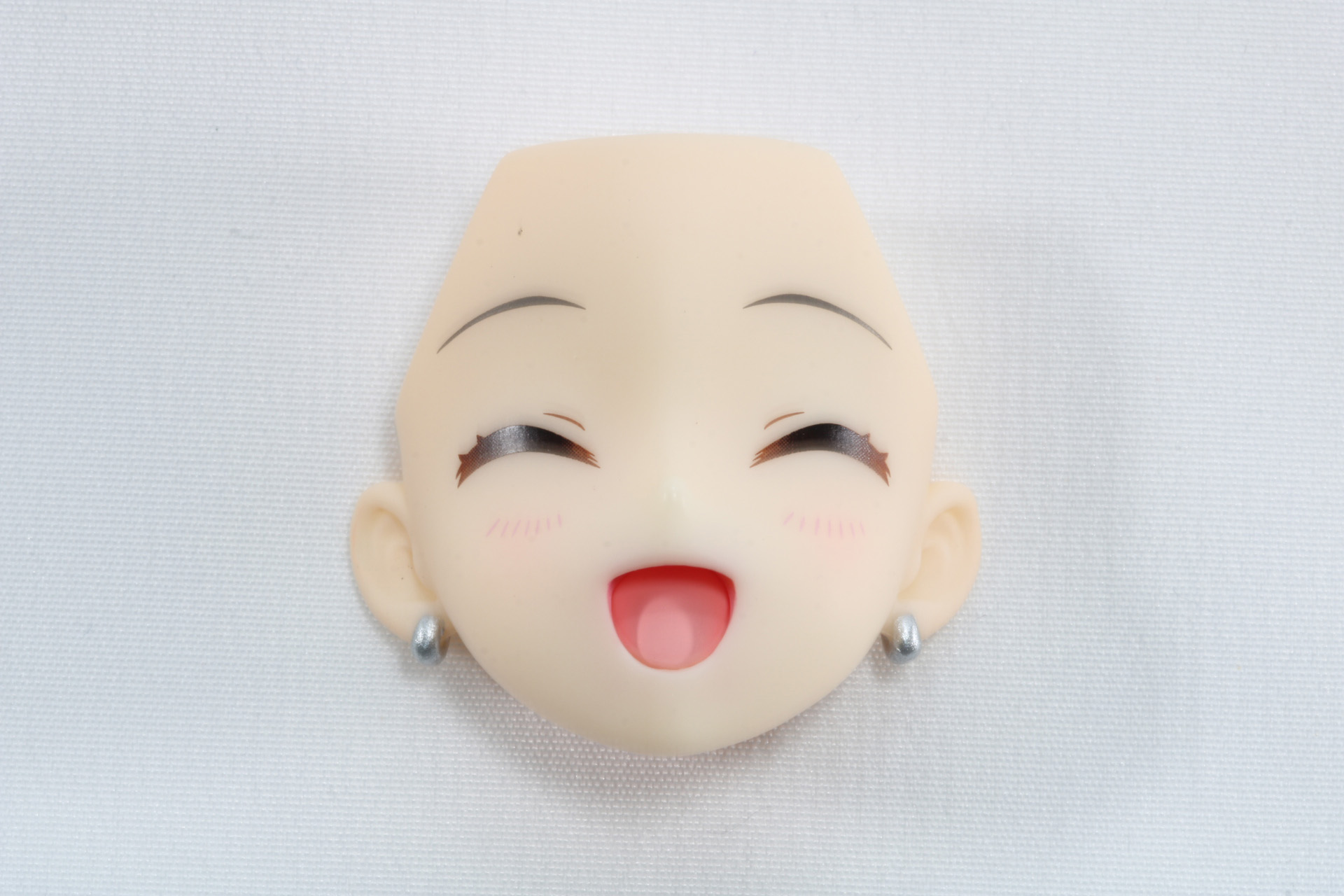 PLUM直販限定の「表情パーツ」。こちらは満面の笑みをイメージしたものとなっている