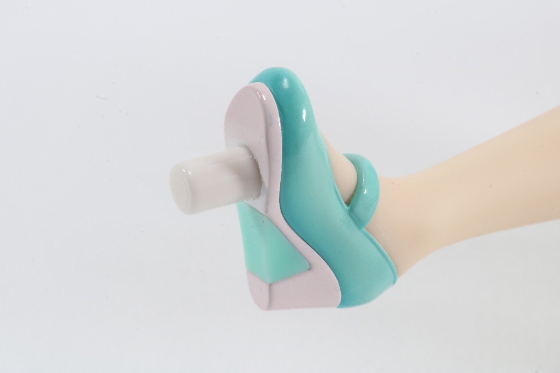 フィギュア側の台座固定部。ヒール部分も台座の色に合わせた穴埋めがされ安定感を重視したつくりとなっている