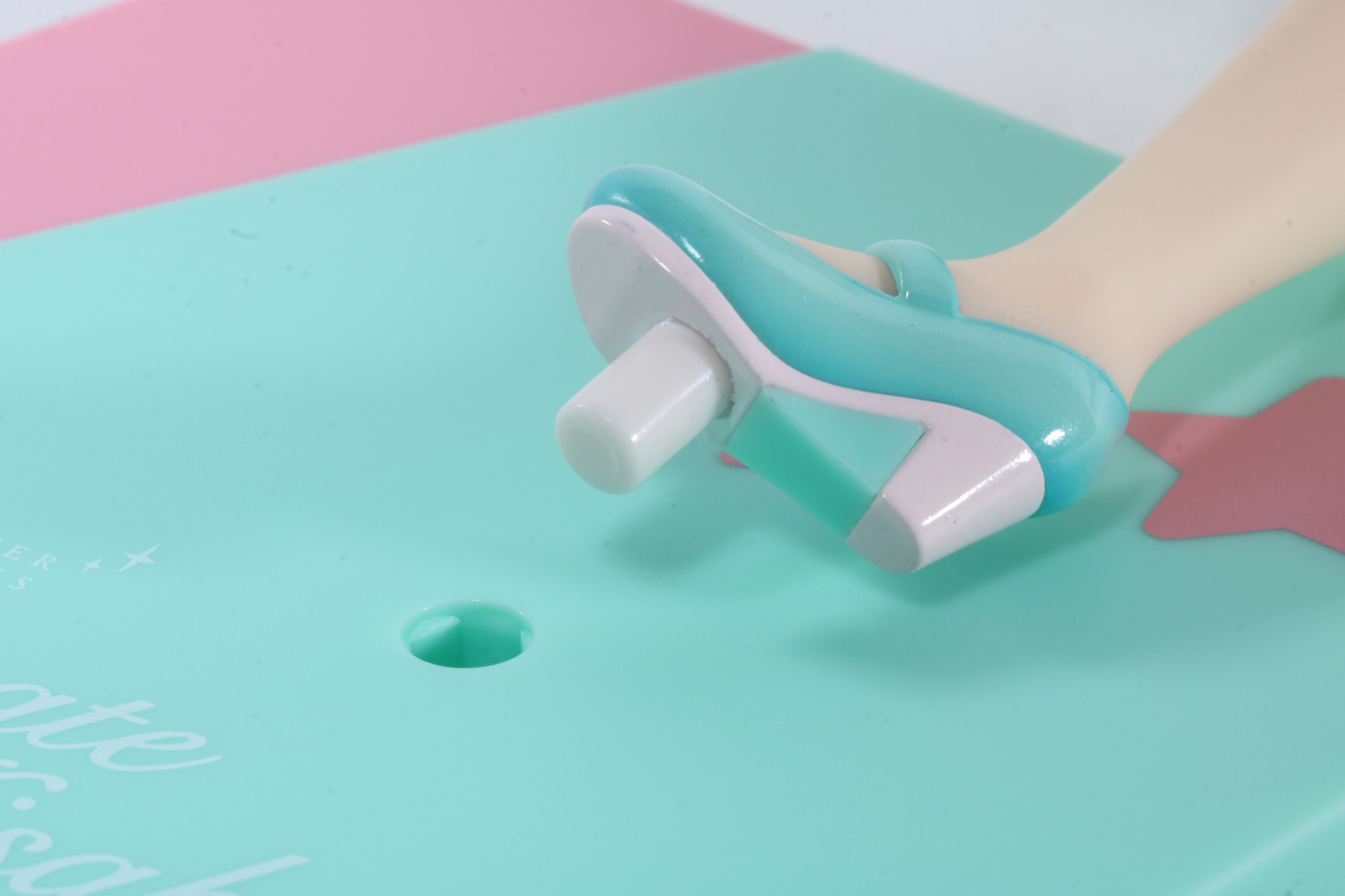 台座部分のくぼみに入れてディスプレイする