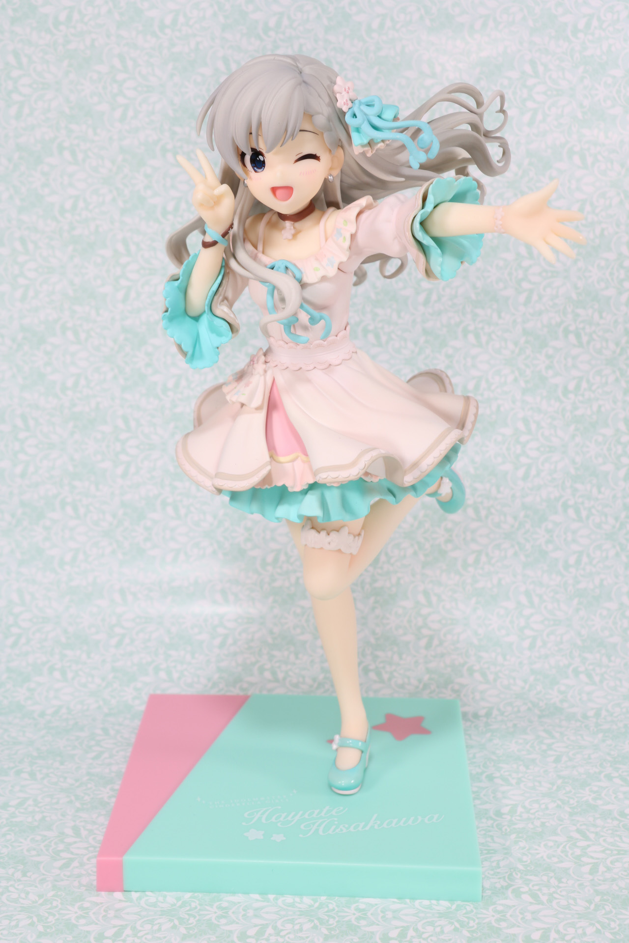 手を伸ばし、ピースサインを送るポーズは元気いっぱい