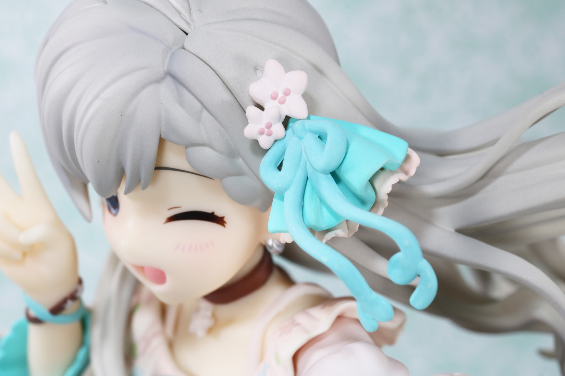 髪飾りも細かく造形されている