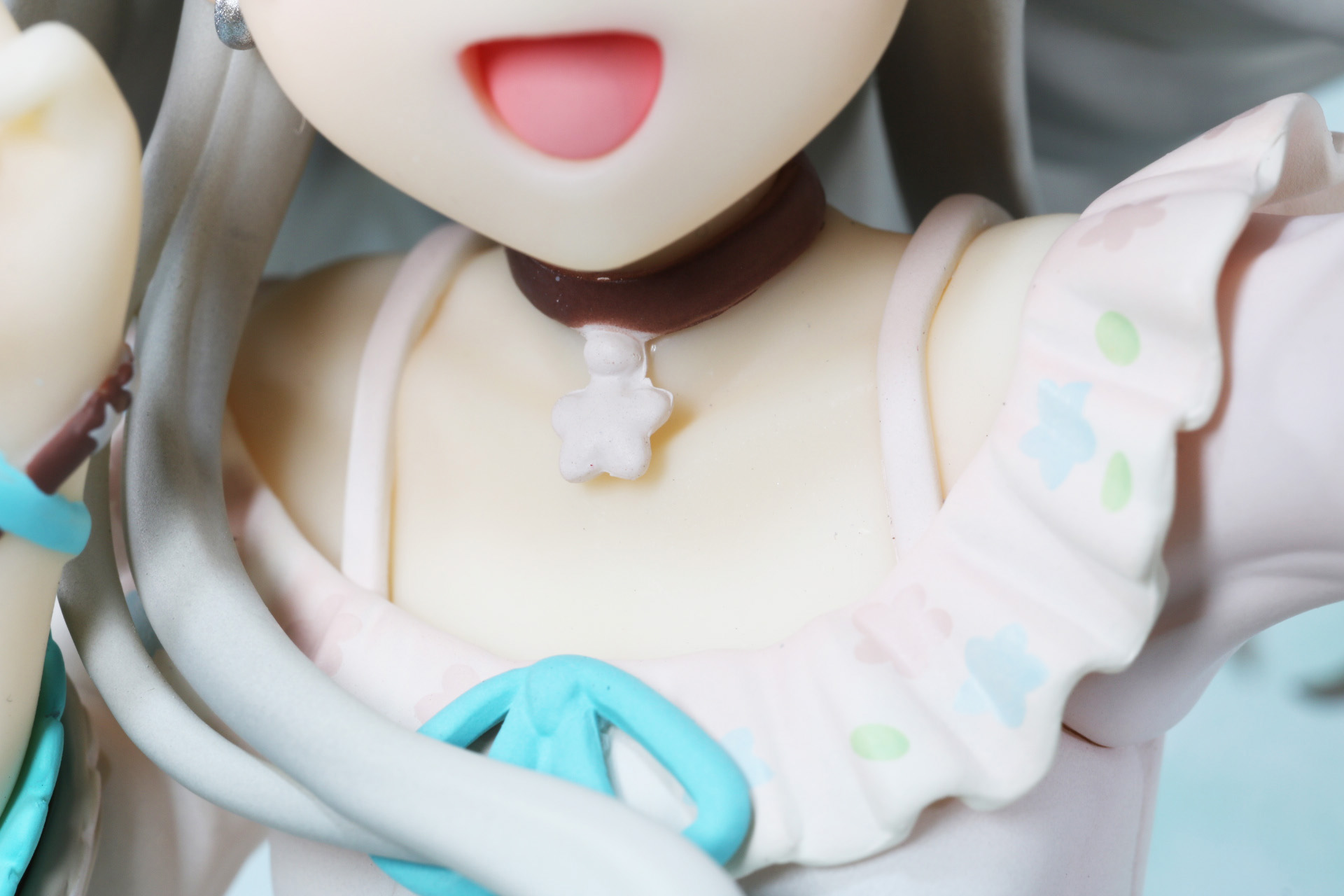 首元や肩のフリルの模様も再現されている