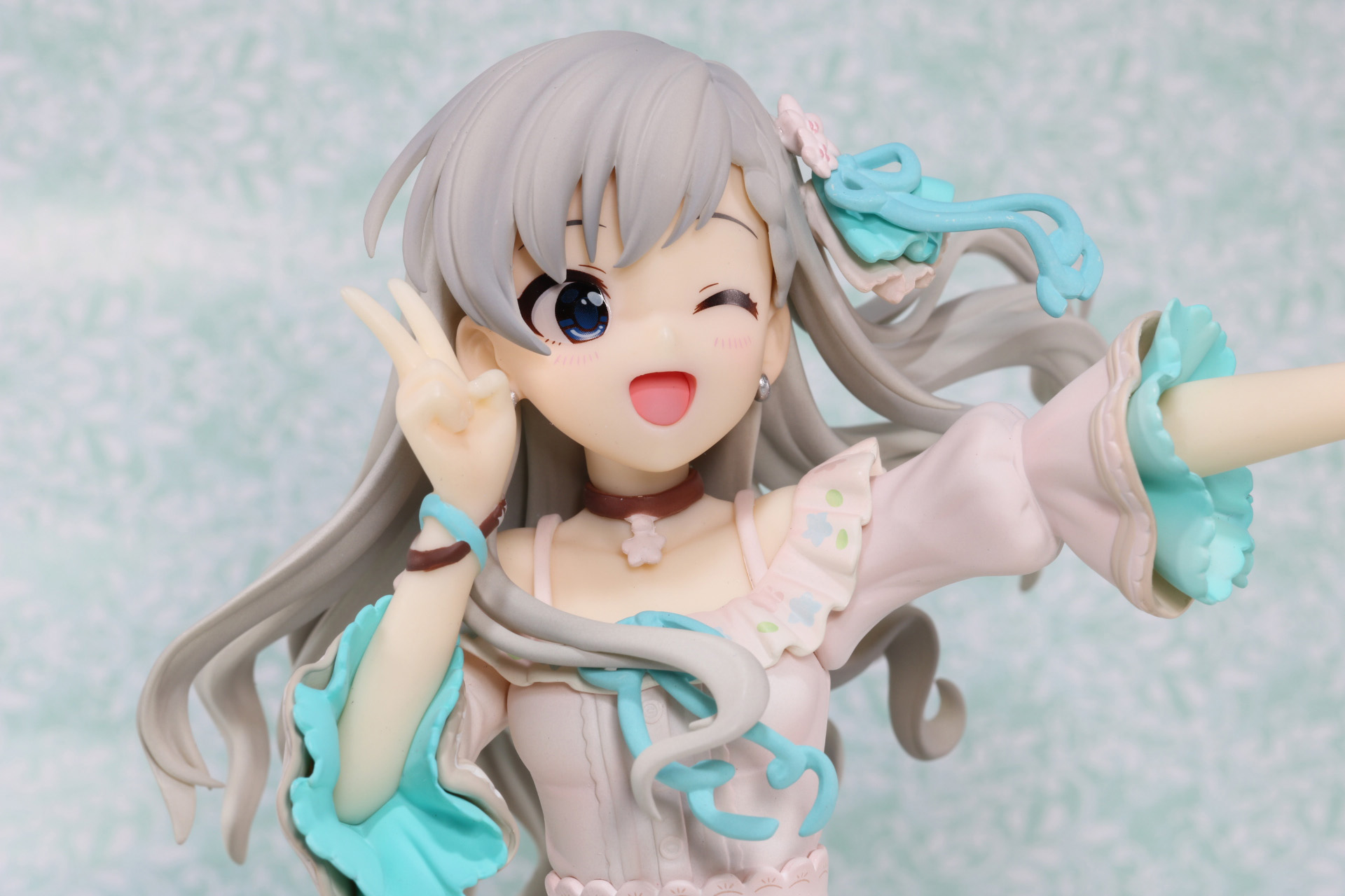 パステルカラーの鮮やかな色合いがガーリーな雰囲気を演出している