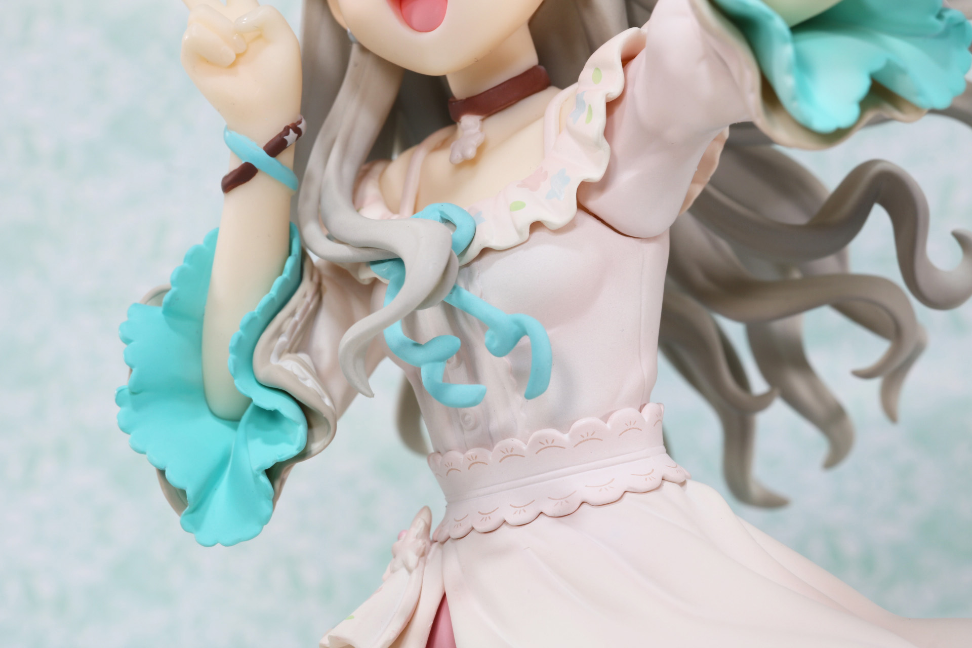 パステルカラーの鮮やかな色合いがガーリーな雰囲気を演出している