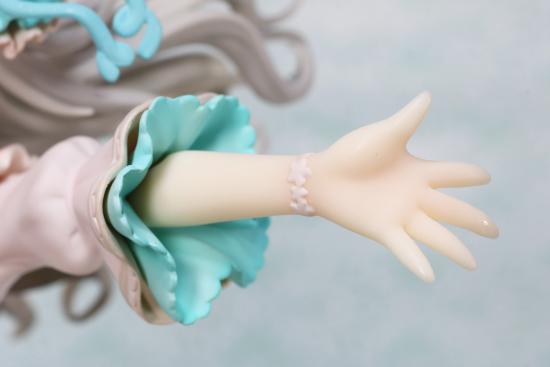 大きく伸ばした左手の手首にはしっかりとアクセサリが造形されている