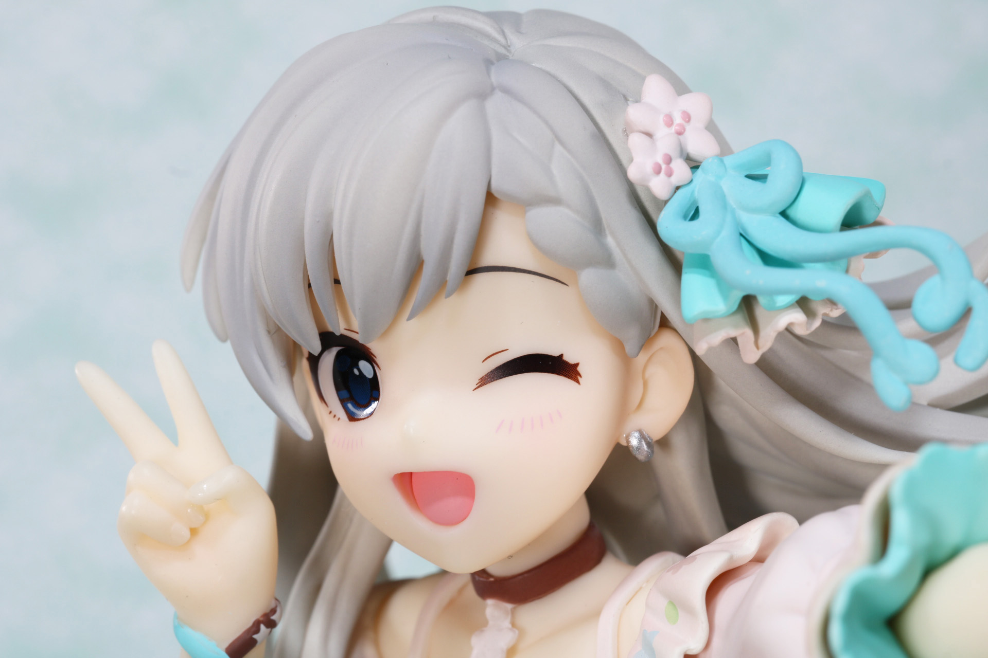 揺れる髪も丁寧に造形されている