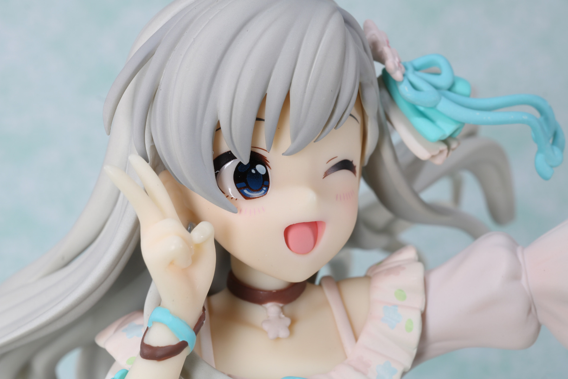 髪飾りも細かく造形されている