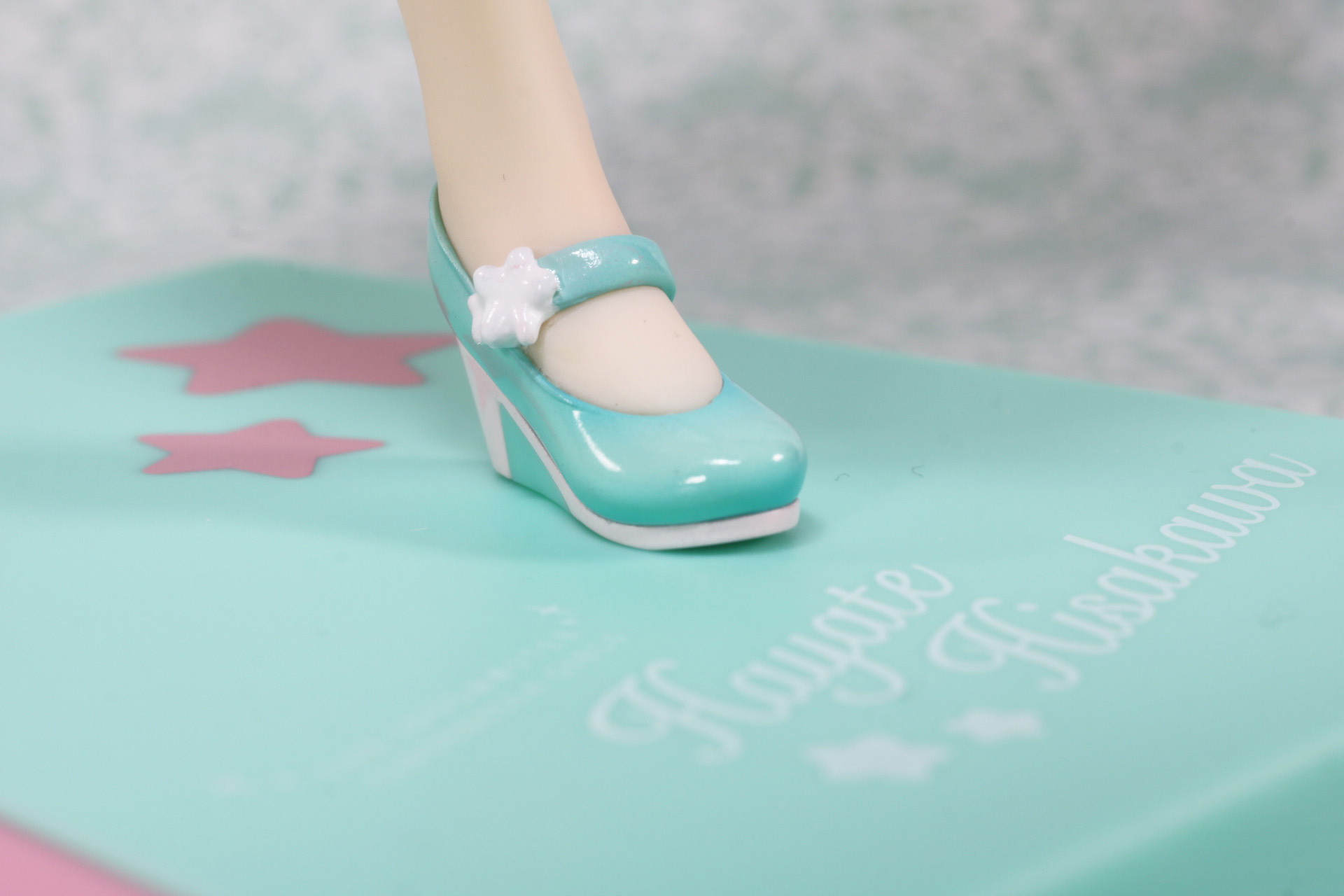 靴は光沢感ある仕上がりとなっている