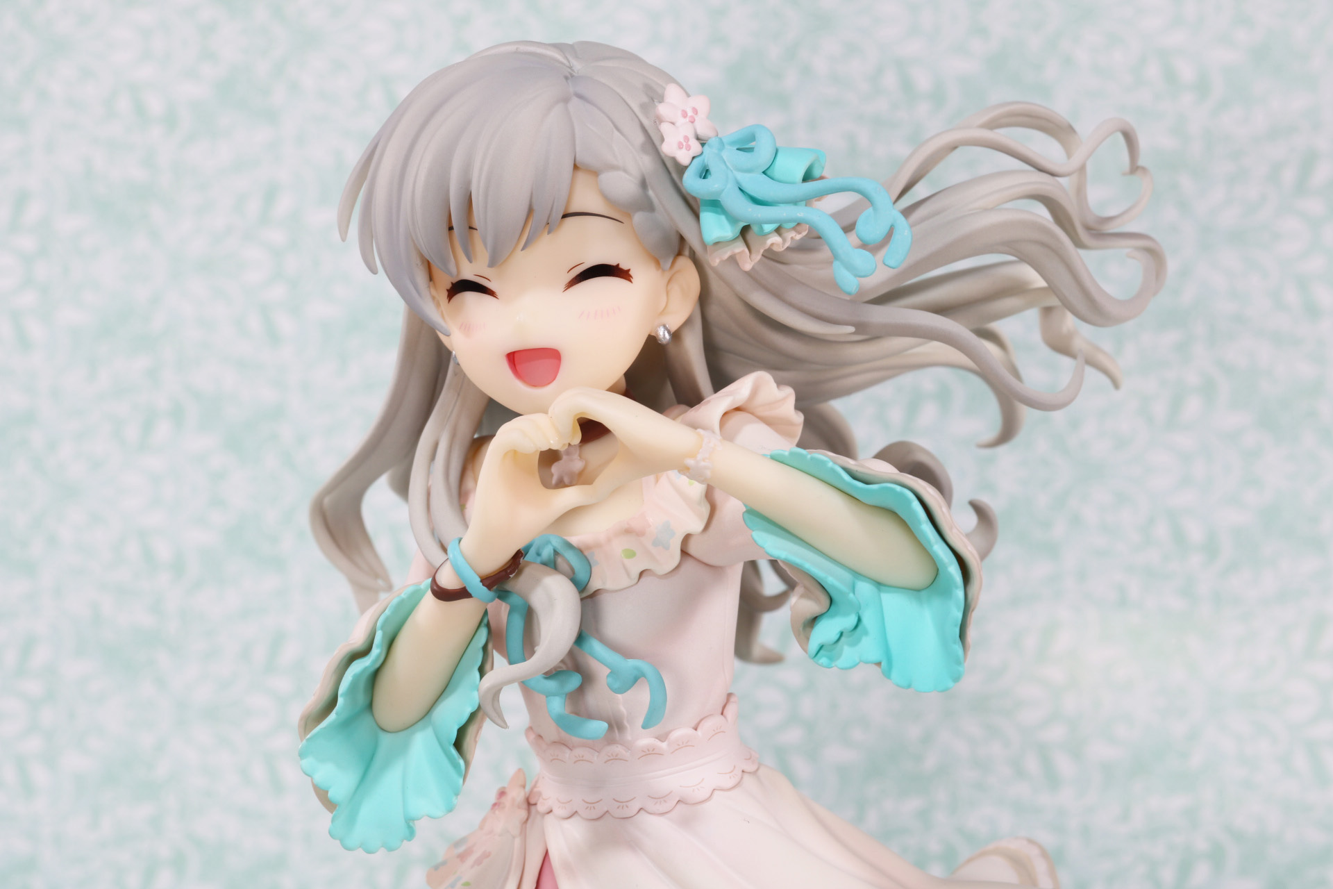 可愛さが溢れてくるポーズに満点笑顔でファンも思わずにっこり