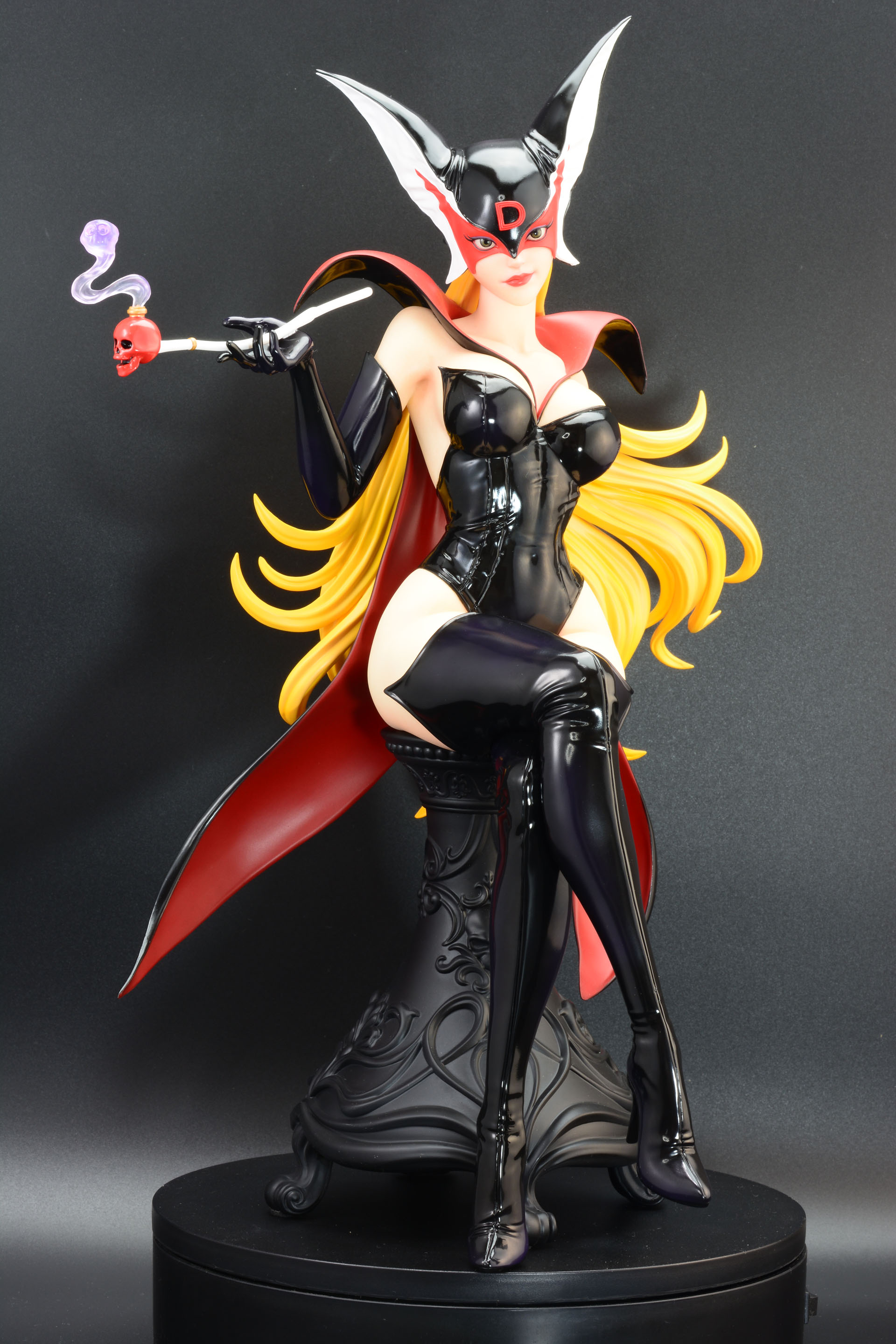 ドロンジョ全身、リアル寄りのデザインだ