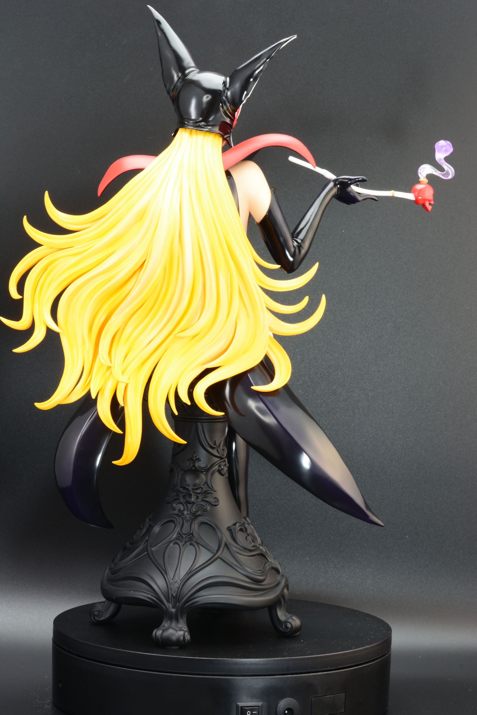 圧倒的な髪の毛のボリュームが圧倒的な後ろ姿