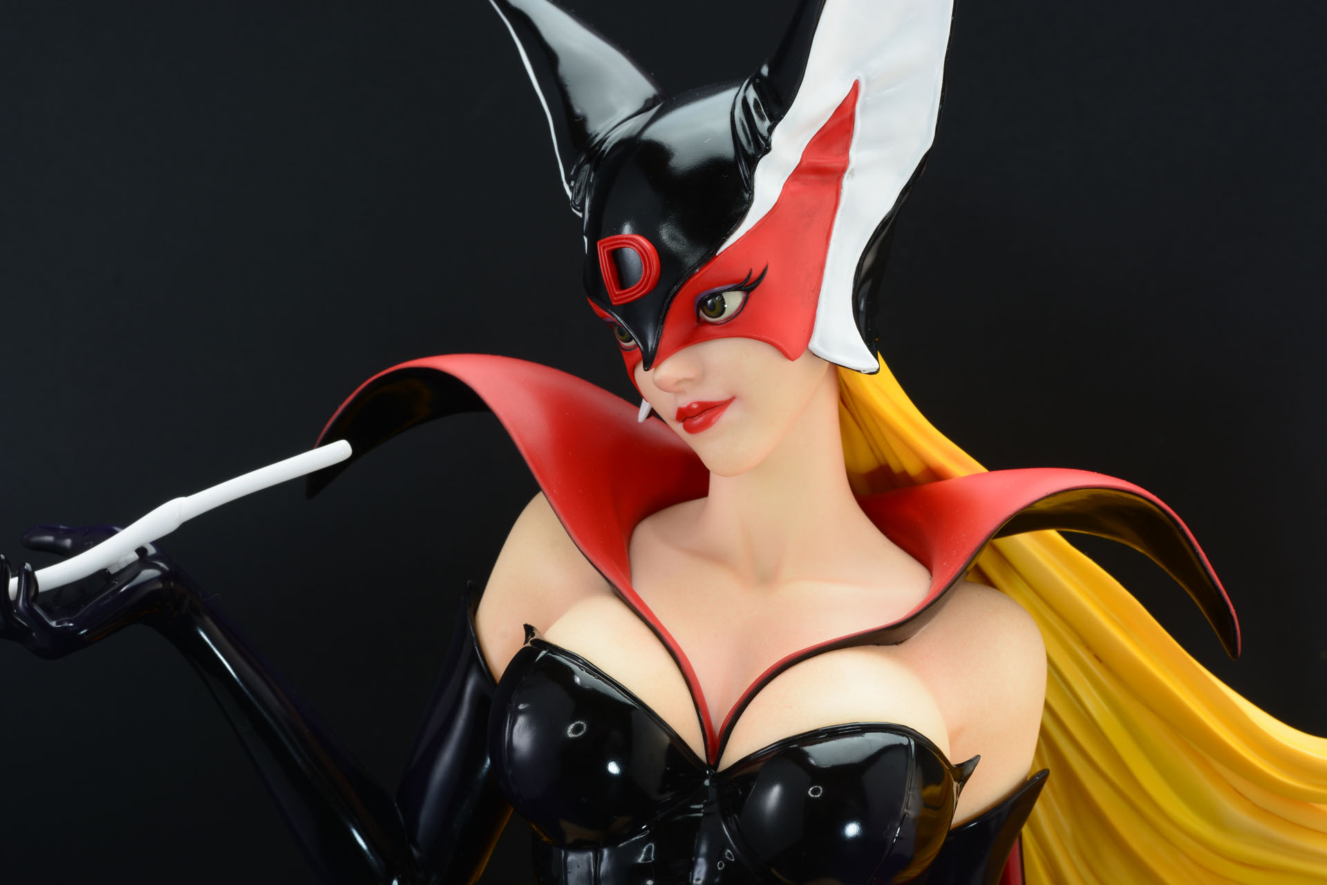 視線をずらすと謎めいた雰囲気が増す