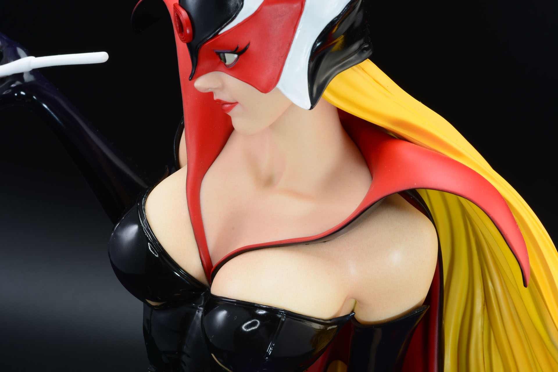 筆者一押しはこの上からのぞき込む視点。白い肌、胸元はもちろん、鎖骨のなめらかさも美しい