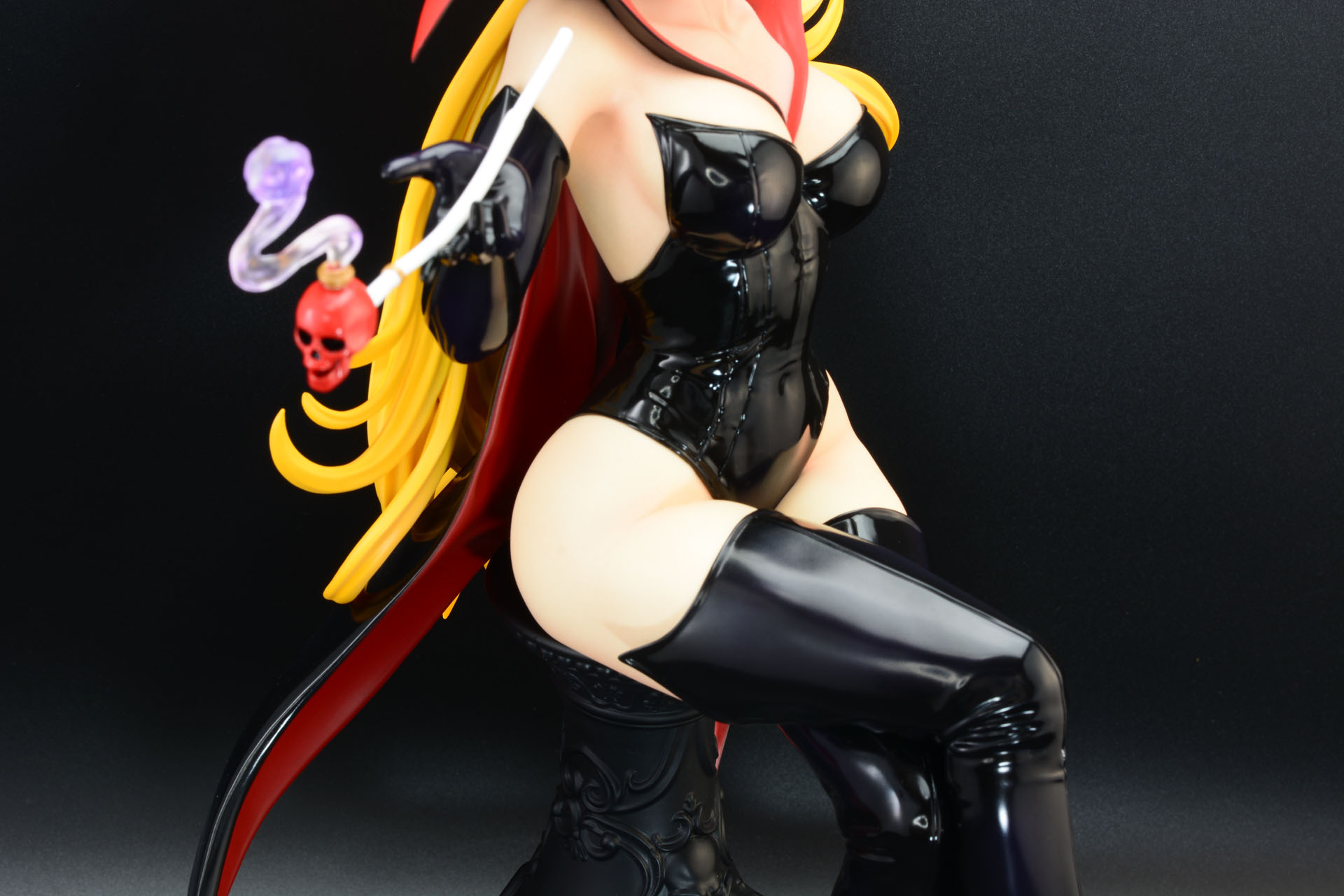 エナメルのボンデージにするまれた豊満なボディ、グラマラスな肢体をたっぷり堪能できるのがフィギュアの楽しさ