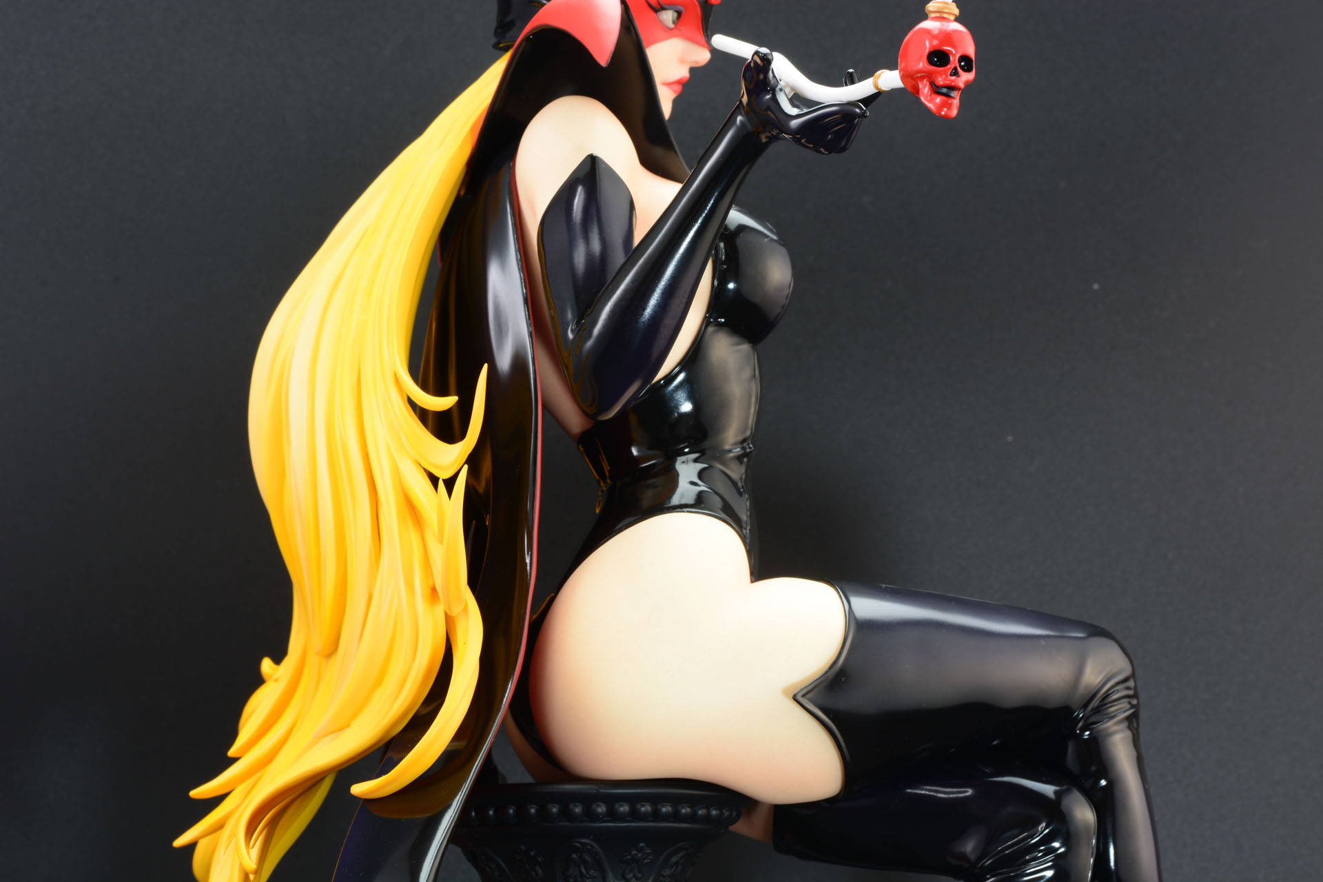 ボディとニーハイブーツの間からこぼれるボリュームたっぷりな太もも。台座に座ることで柔らかく変型する表現が楽しい