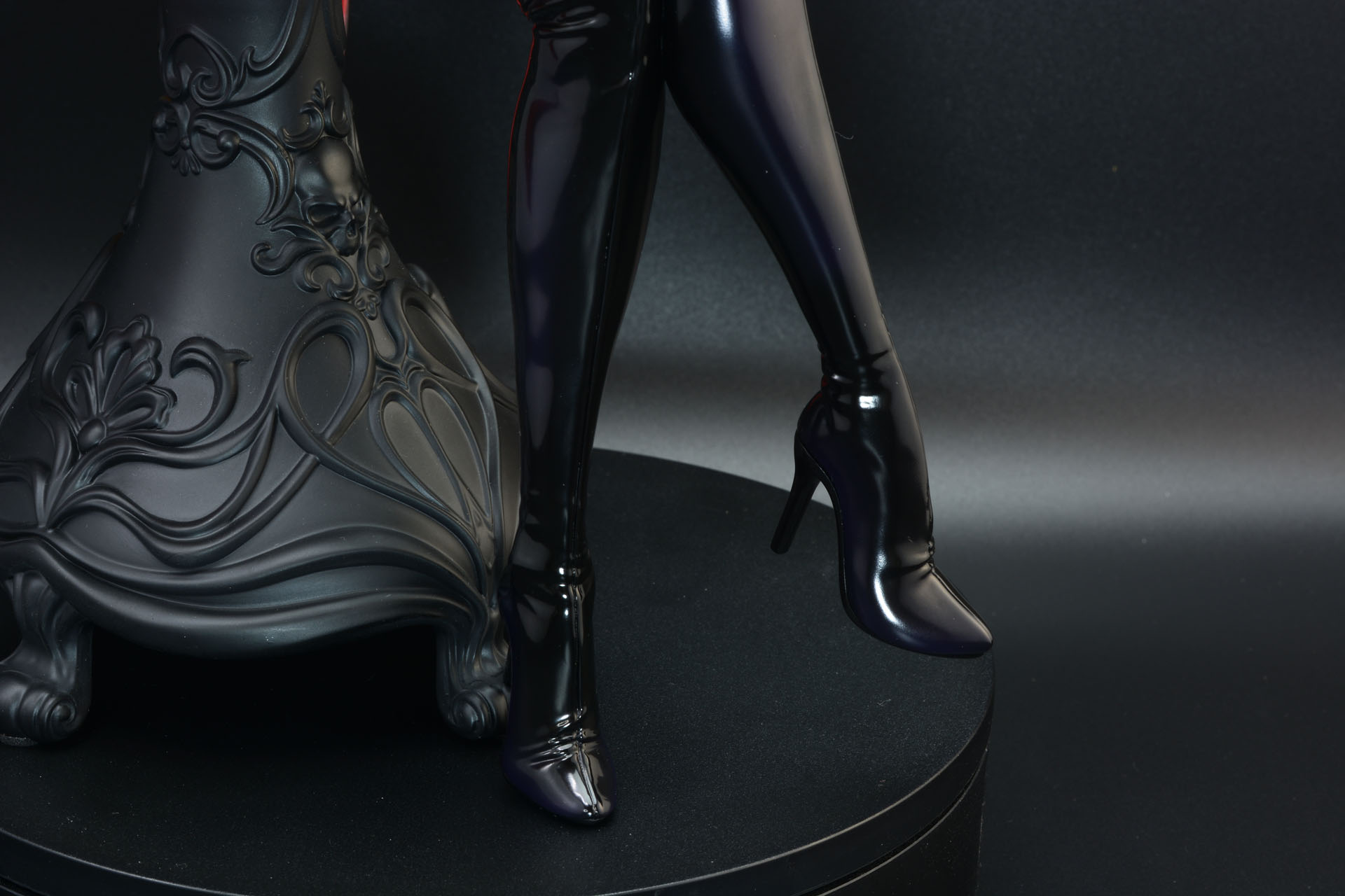 革のしなやかさ、ハイヒールならではの足の形、とがったピンヒールなど、"女王様"の魅力が詰まった部分だ