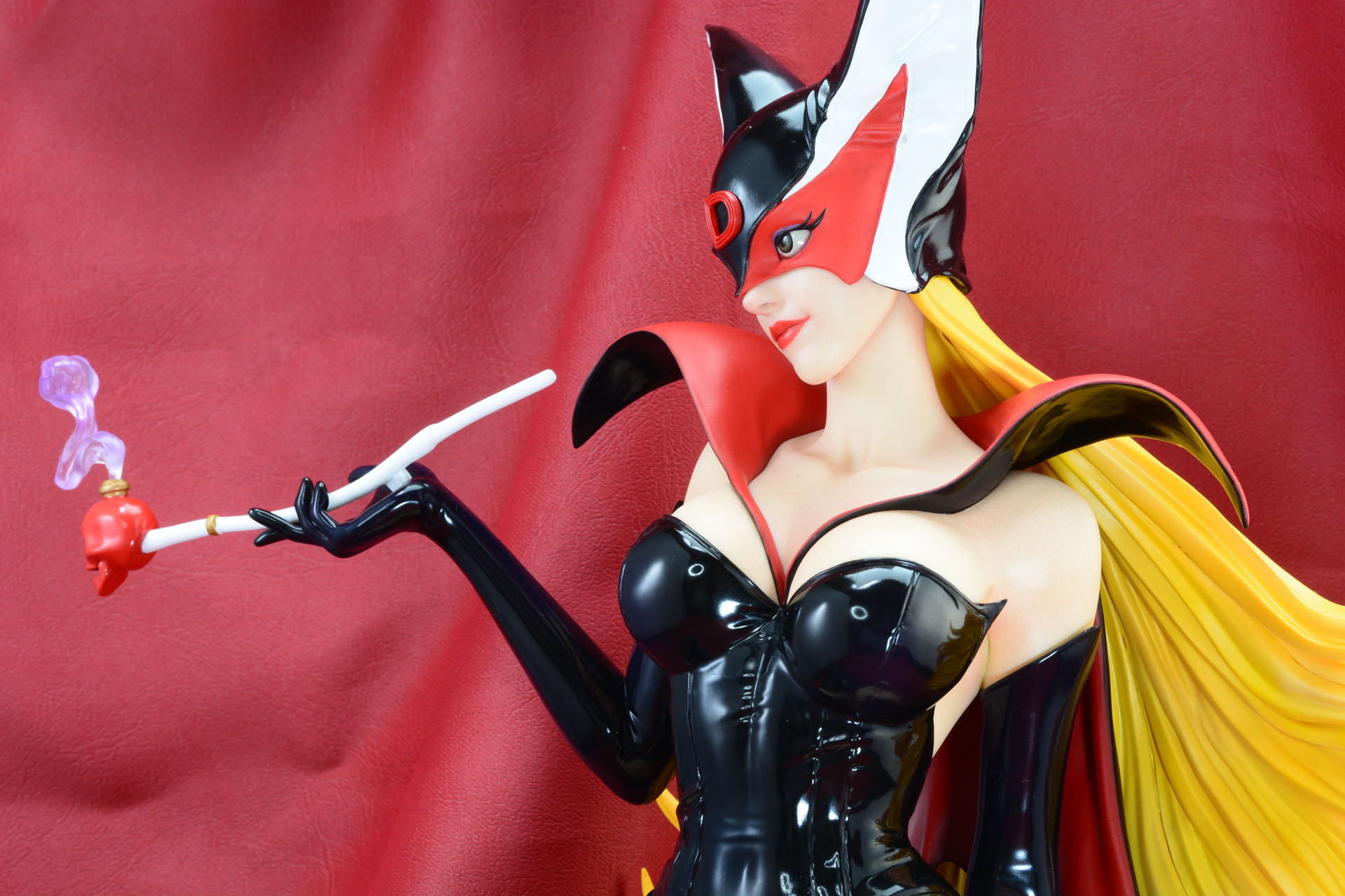 赤いフェイクレザーを背景に。ドロンジョの黒が活きる