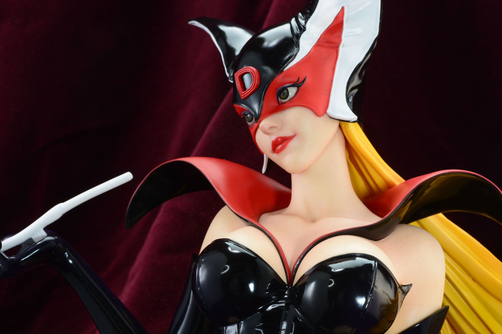 アンティーク品の内箱の布に使われるベロア。大人な雰囲気に